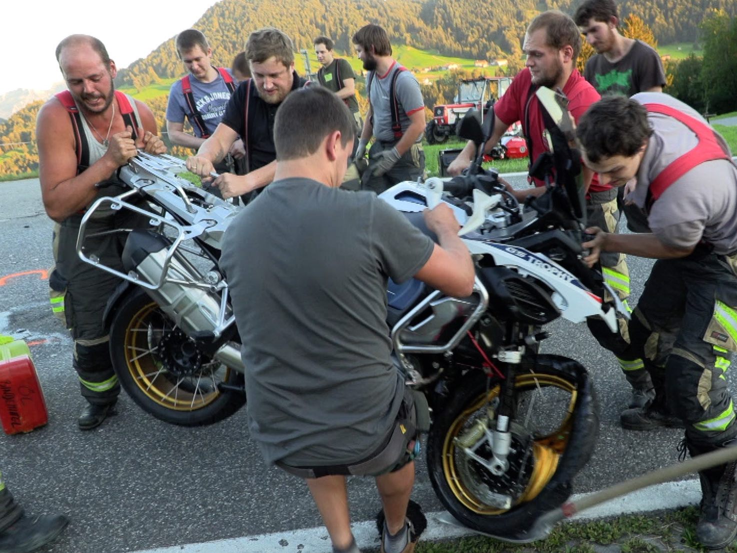 Zwei Schwerverletzte bei Motorradunfall in Lingenau.