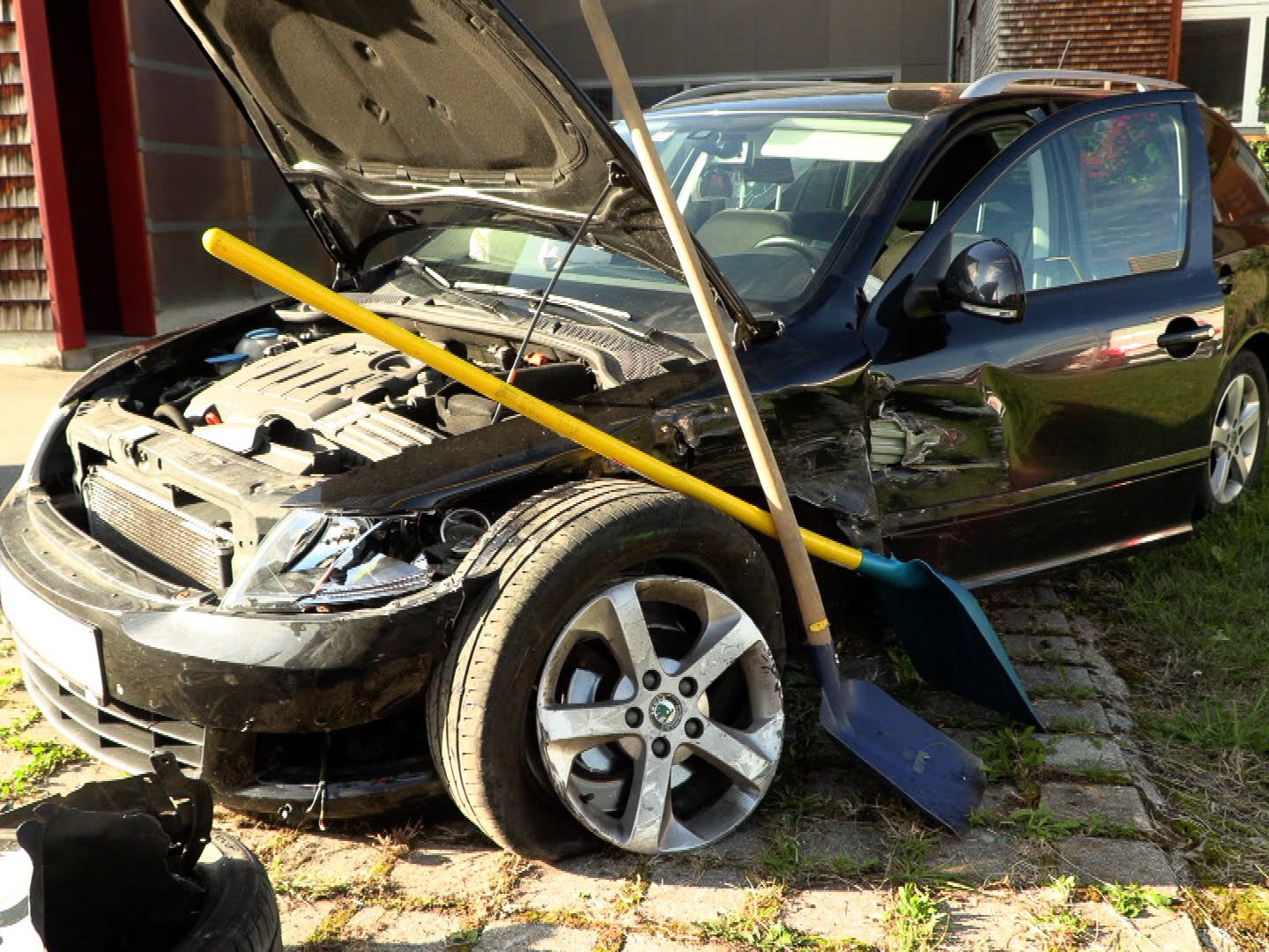 Eine 31-Jährige wurde bei einem Unfall in Hittisau schwer verletzt. Eine 31-Jährige wurde bei einem Unfall in Hittisau schwer verletzt.