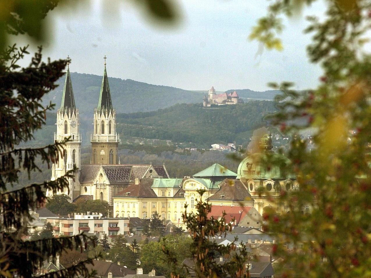 Nachdem in den alten Kirchtürmen des Stifts Klosterneuburg Zeitkapseln gefunden wurden, hinterlegte man nun neue. Nachdem in den alten Kirchtürmen des Stifts Klosterneuburg Zeitkapseln gefunden wurden, hinterlegte man nun neue.