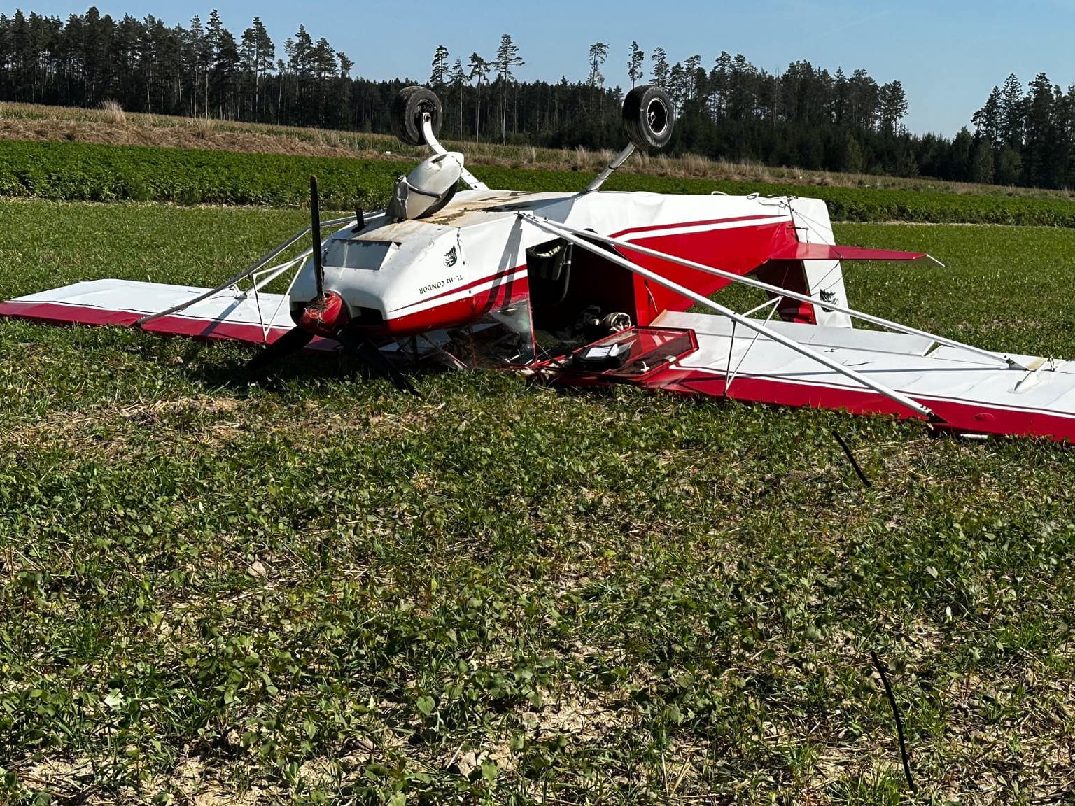 Das Flugzeug überschlug sich und blieb auf dem Dach liegen.