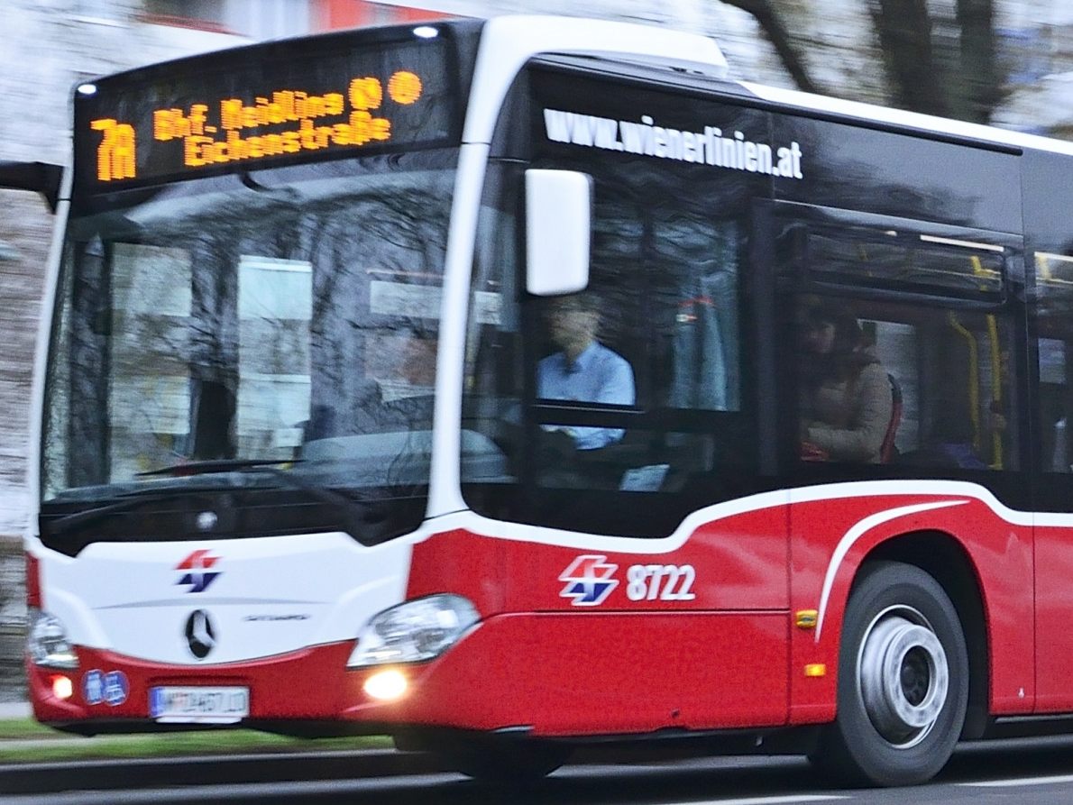 Der Radfahrer krachte in einen Bus der Linie 7A. Der Radfahrer krachte in einen Bus der Linie 7A.