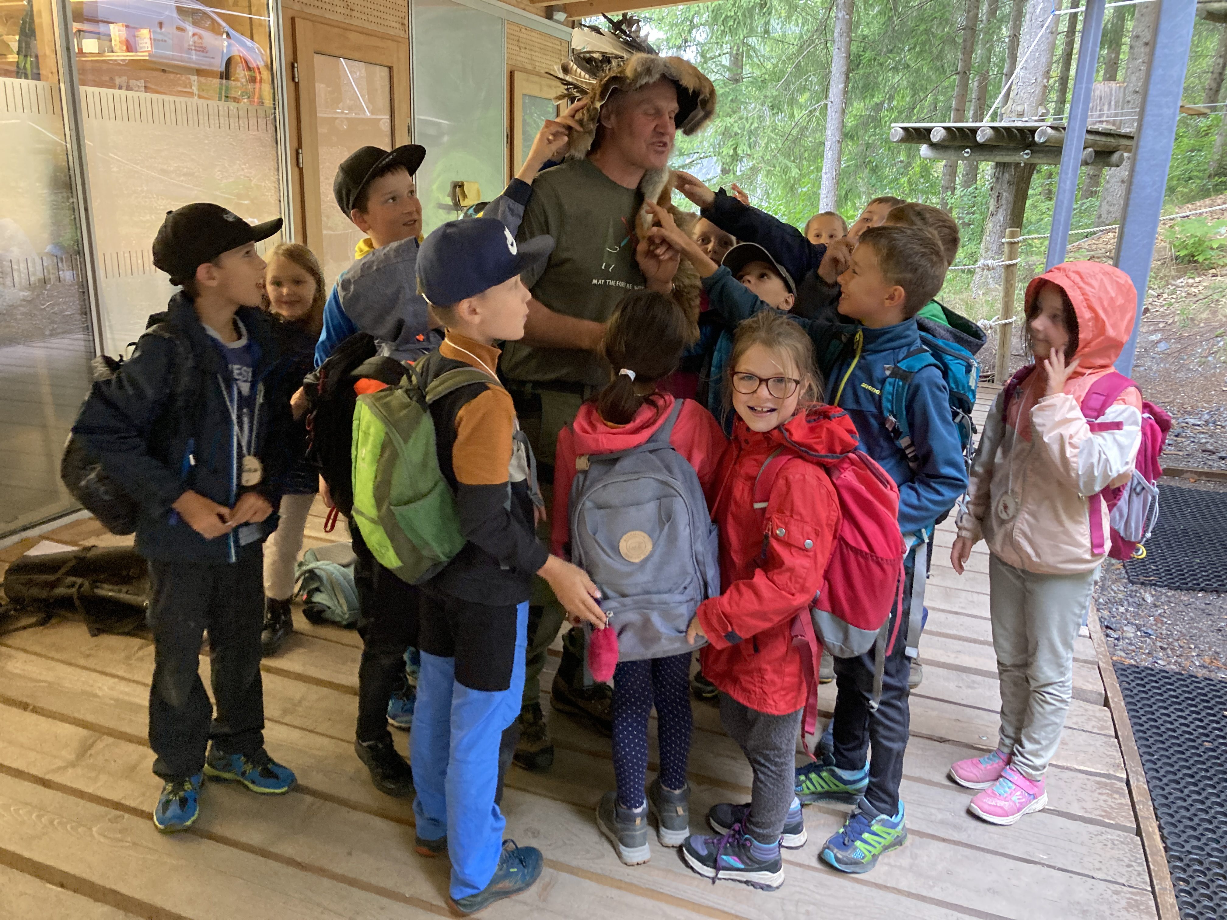 Waldpädagoge Günter Dünser hatte zahlreiche Stationen für die Kids vorbereitet. Waldpädagoge Günter Dünser hatte zahlreiche Stationen für die Kids vorbereitet.
