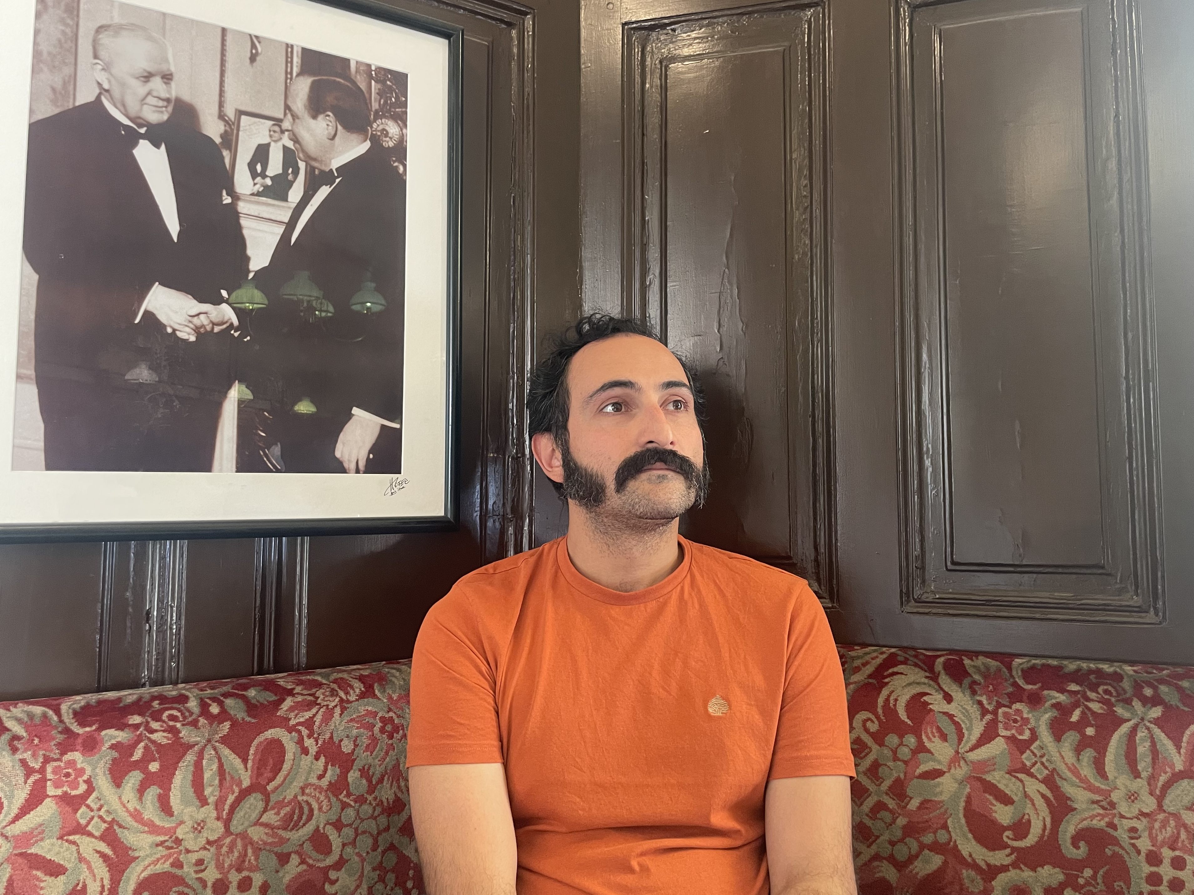 Der Wiener Theaterautor Amir Gudarzi veröffentlicht seinen Debütroman "Das Ende ist nah". Der Wiener Theaterautor Amir Gudarzi veröffentlicht seinen Debütroman "Das Ende ist nah".