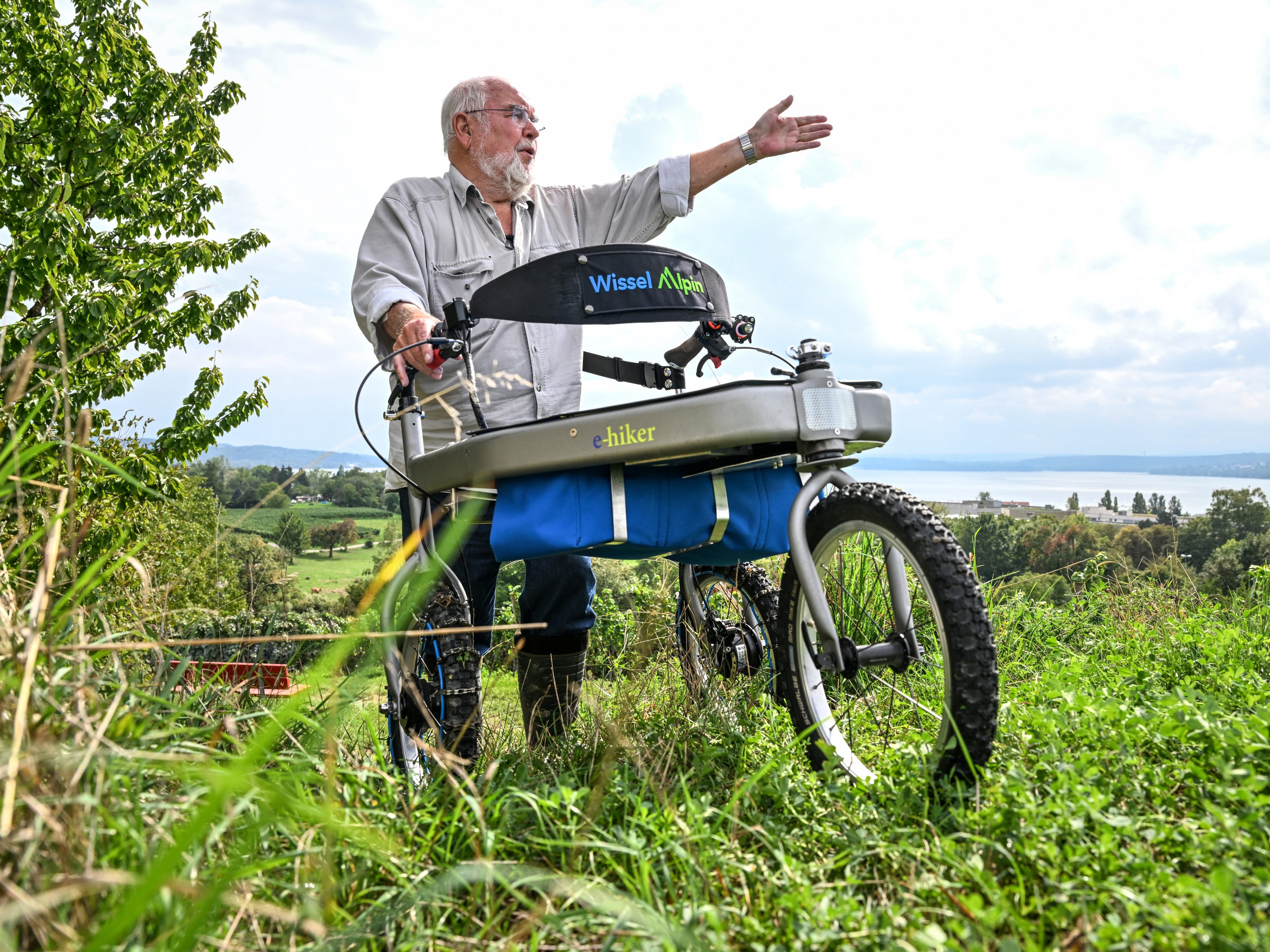 Der geländetaugliche Rollator verfügt über große Räder und einen Elektroantrieb. Der geländetaugliche Rollator verfügt über große Räder und einen Elektroantrieb.