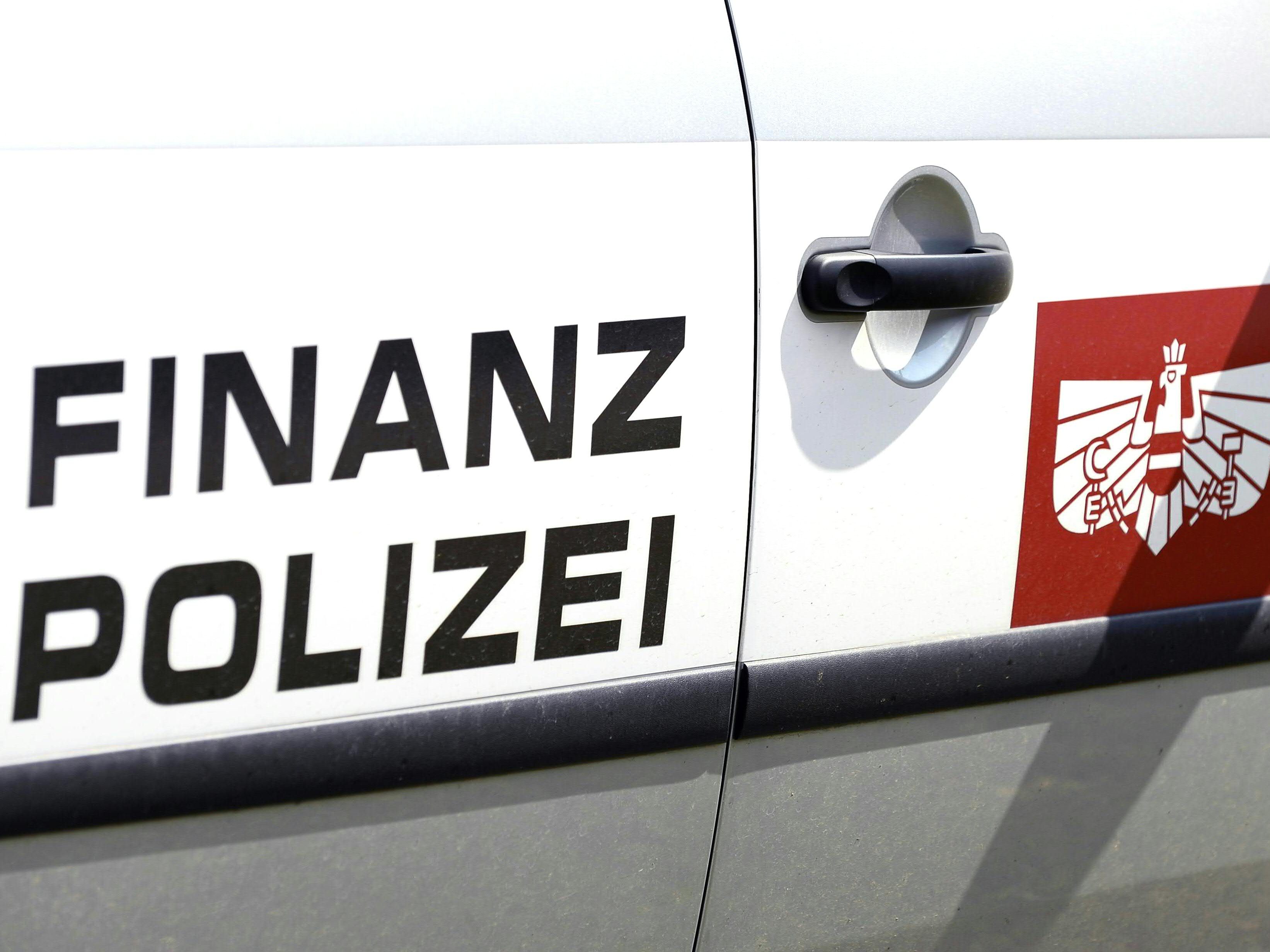 Die Finanzpolizei nahm vier Bauarbeiter mit gefälschten Ausweisen fest.