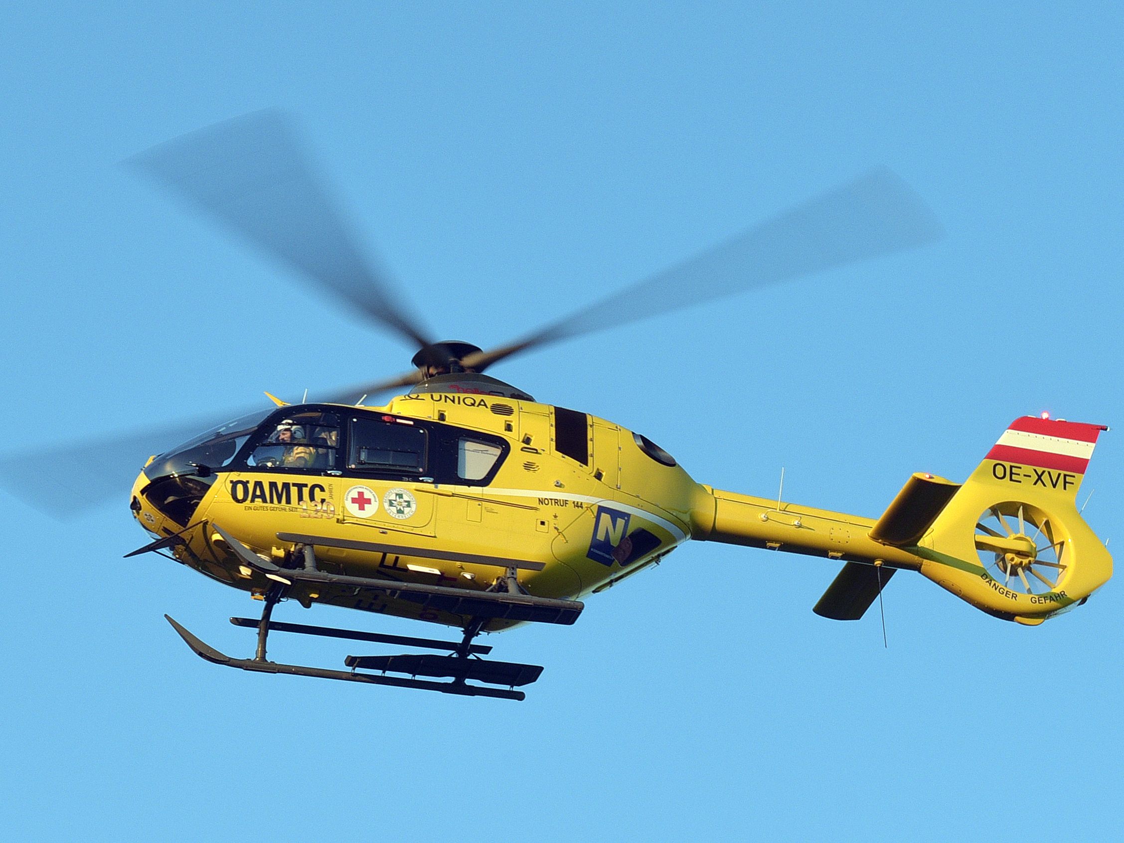 Der Schwerverletzte wurde mit dem Notarzthubschrauber in ein Spital geflogen.