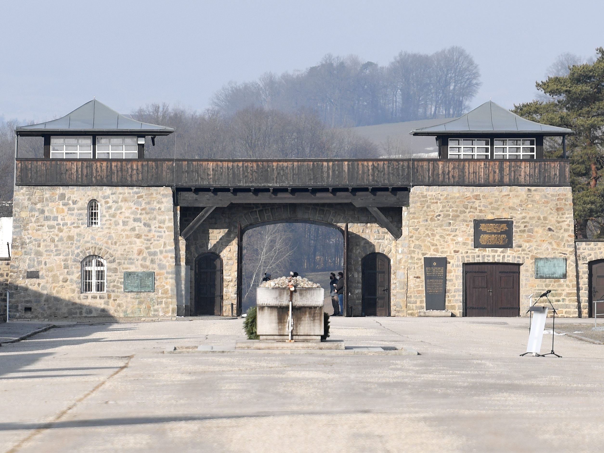 Opfer des Holocaust erhalten 5.000 Euro an Gestenzahlung. Opfer des Holocaust erhalten 5.000 Euro an Gestenzahlung.