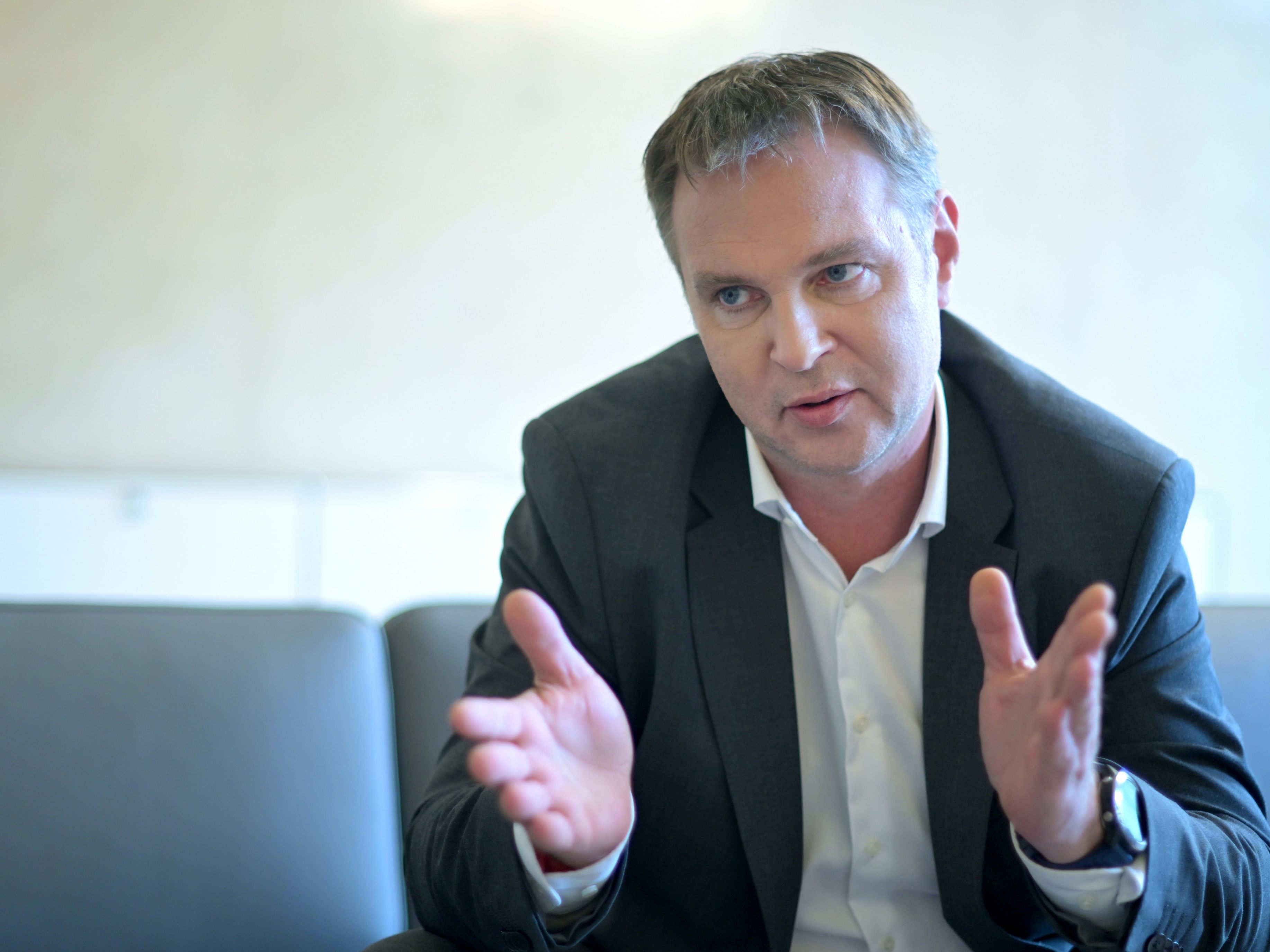 Babler sieht die SPÖ trotz Parteiinterner Querschüsse geeint. Babler sieht die SPÖ trotz Parteiinterner Querschüsse geeint.