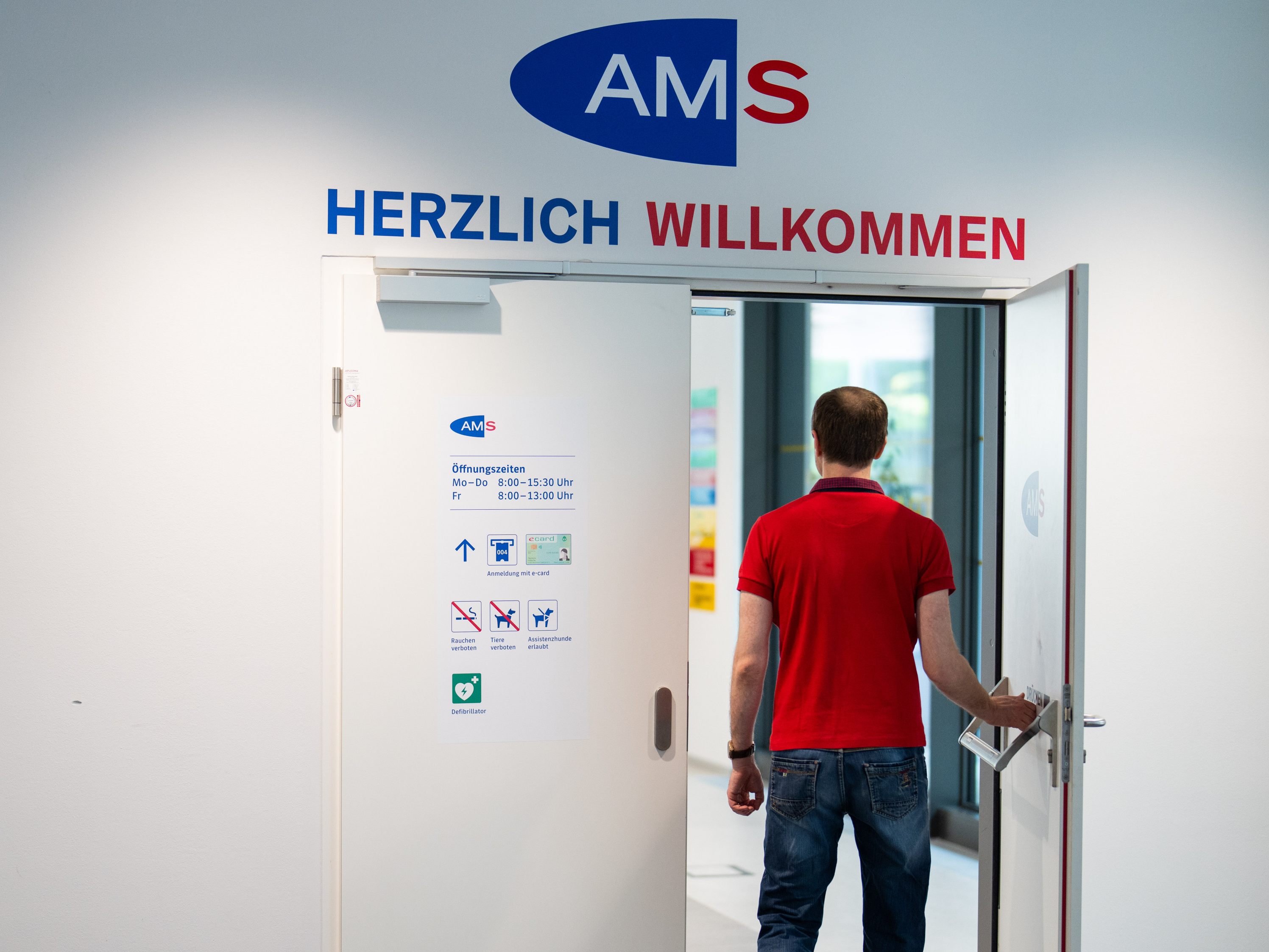 Die Zahl der Arbeitslosen stieg im August. Die Zahl der Arbeitslosen stieg im August.