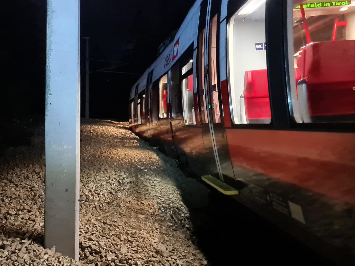 Passagiere und Lokführer von Feuerwehr Seefeld evakuiert.