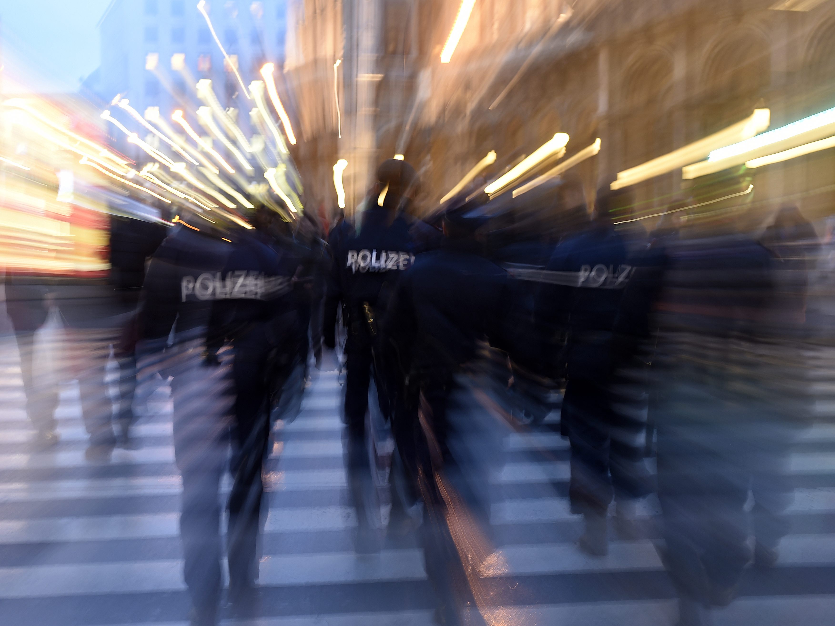 Eine 35-Jährige beschimpfte und bedrohte zwei Burschen am Wiener Hauptbahnhof.
