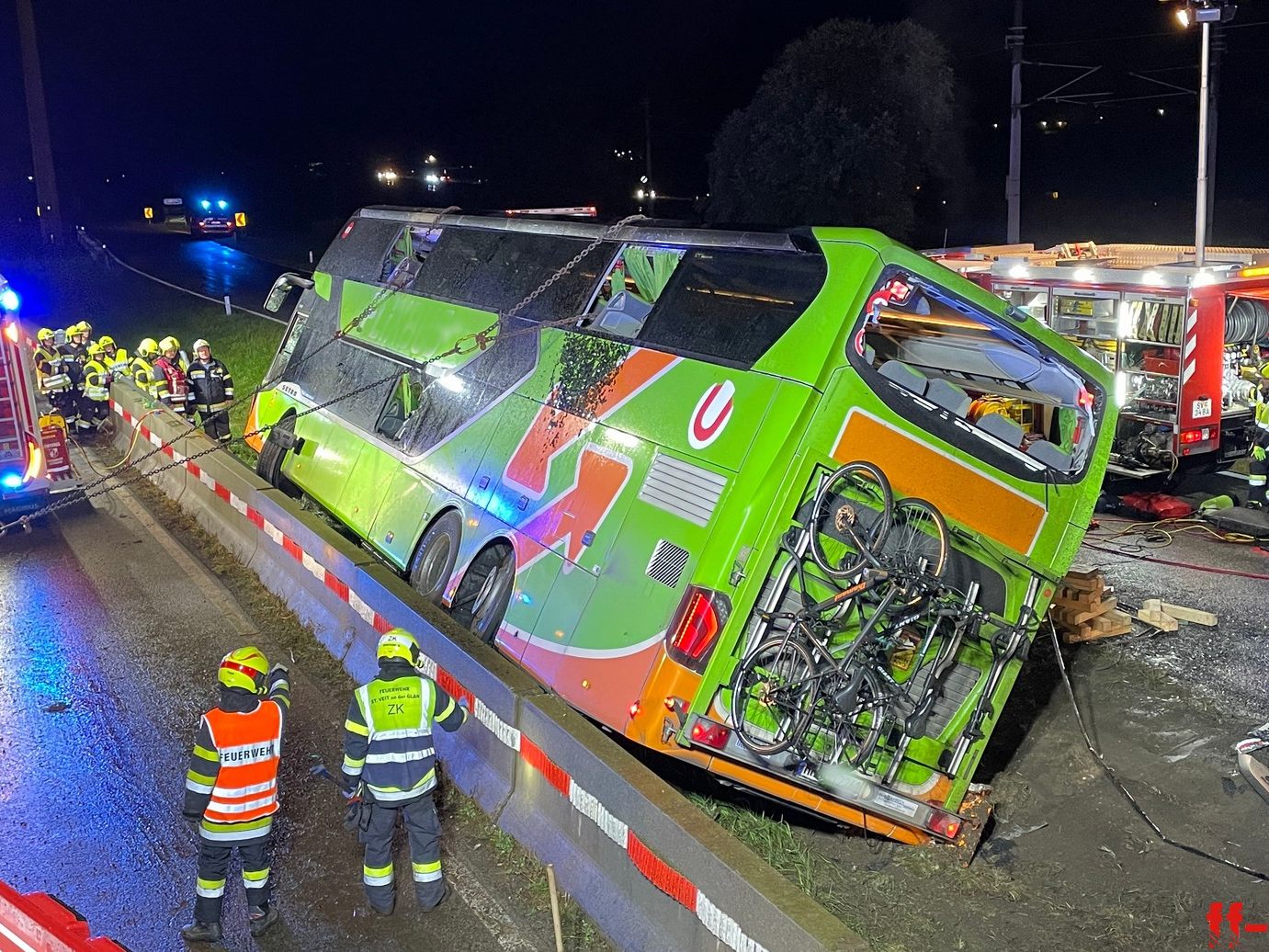 Der Reisebus dürfte gegen eine Betonleitschiene gestoßen und umgestürzt sein. Der Reisebus dürfte gegen eine Betonleitschiene gestoßen und umgestürzt sein.