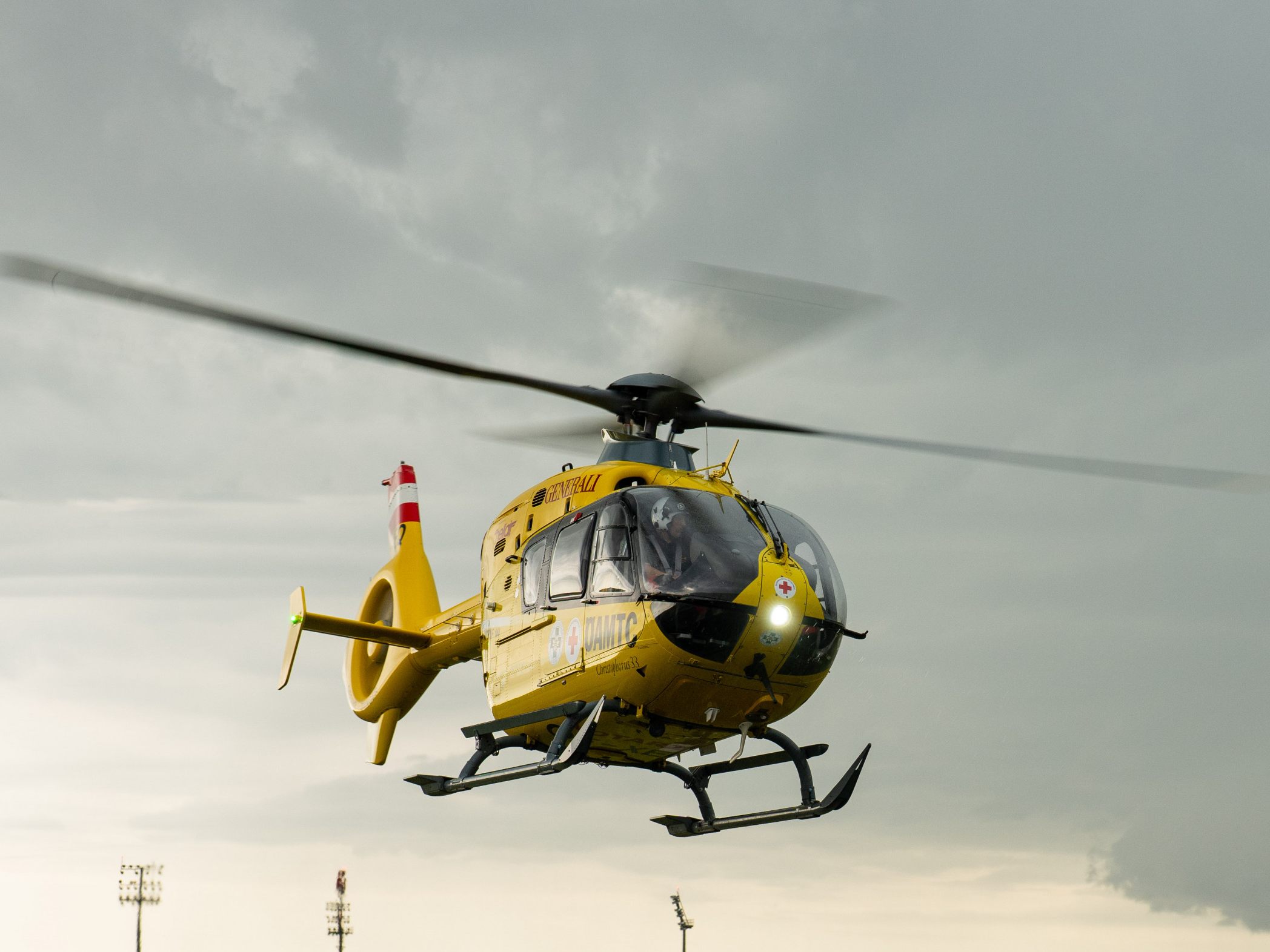 Der Notarzthubschrauber flog den Motorradfahrer ins Krankenhaus.