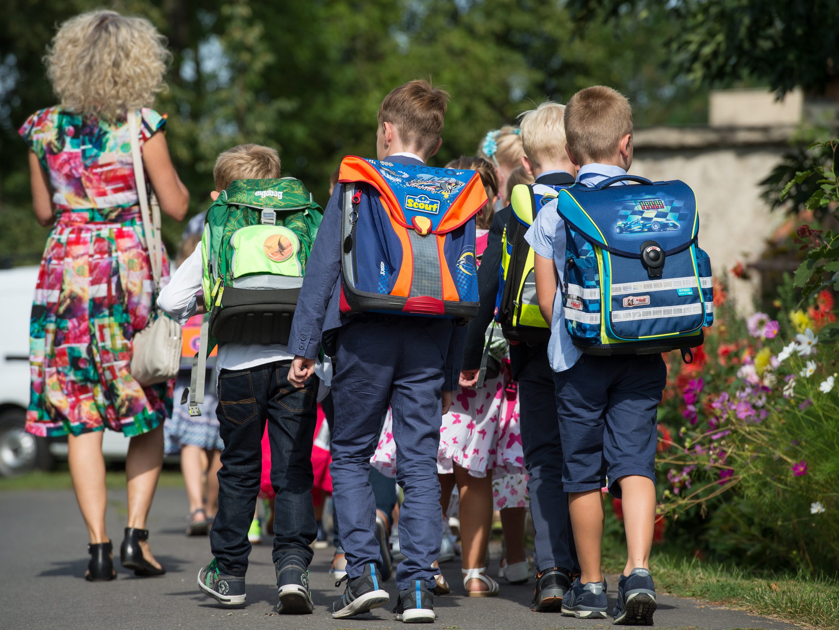 Schulstart bei spätsommerlichem Wetter.