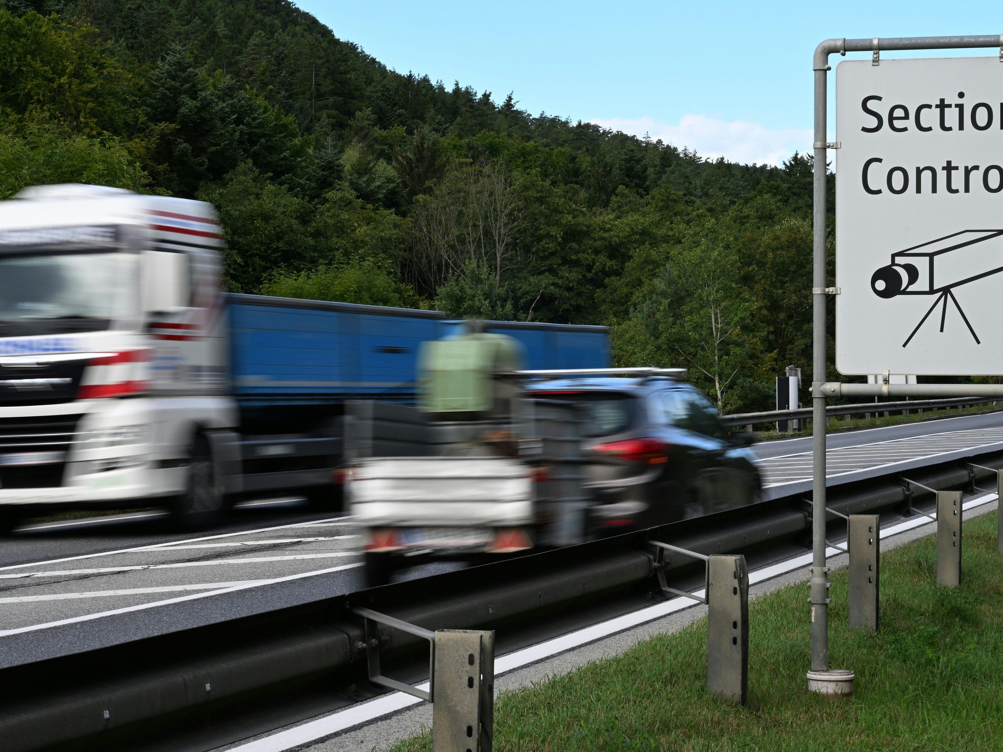 Mittlerweile gibt es sechs fixe und 20 mobile Anlagen auf Österreichs Autobahnen und Schnellstraßen. Mittlerweile gibt es sechs fixe und 20 mobile Anlagen auf Österreichs Autobahnen und Schnellstraßen.
