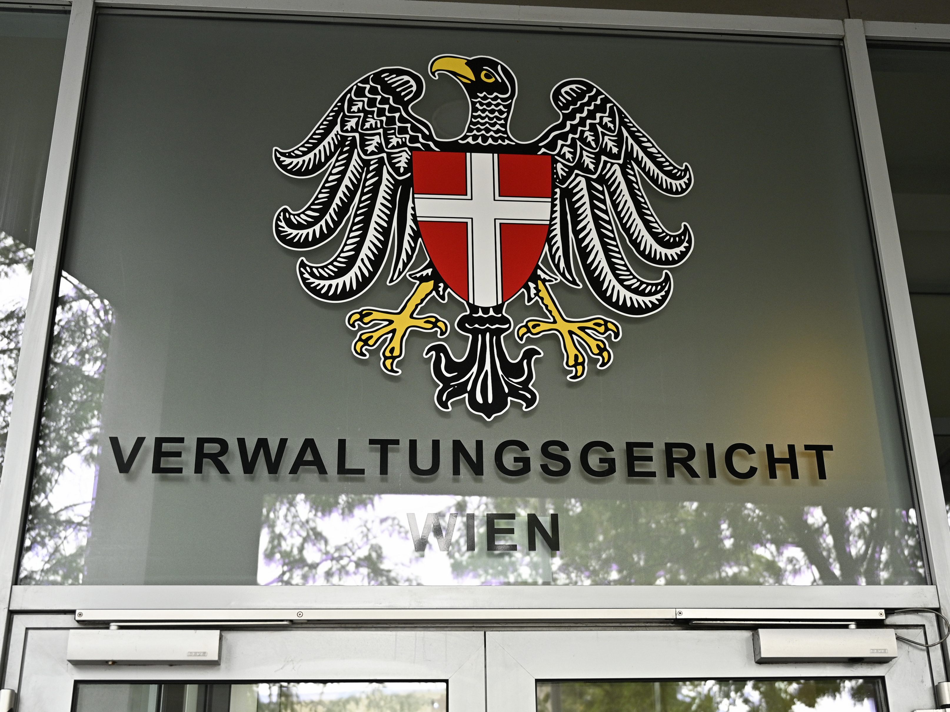 Ein Klimaaktivist geht gegen eine Amtshandlung der Wiener Polizei vor.