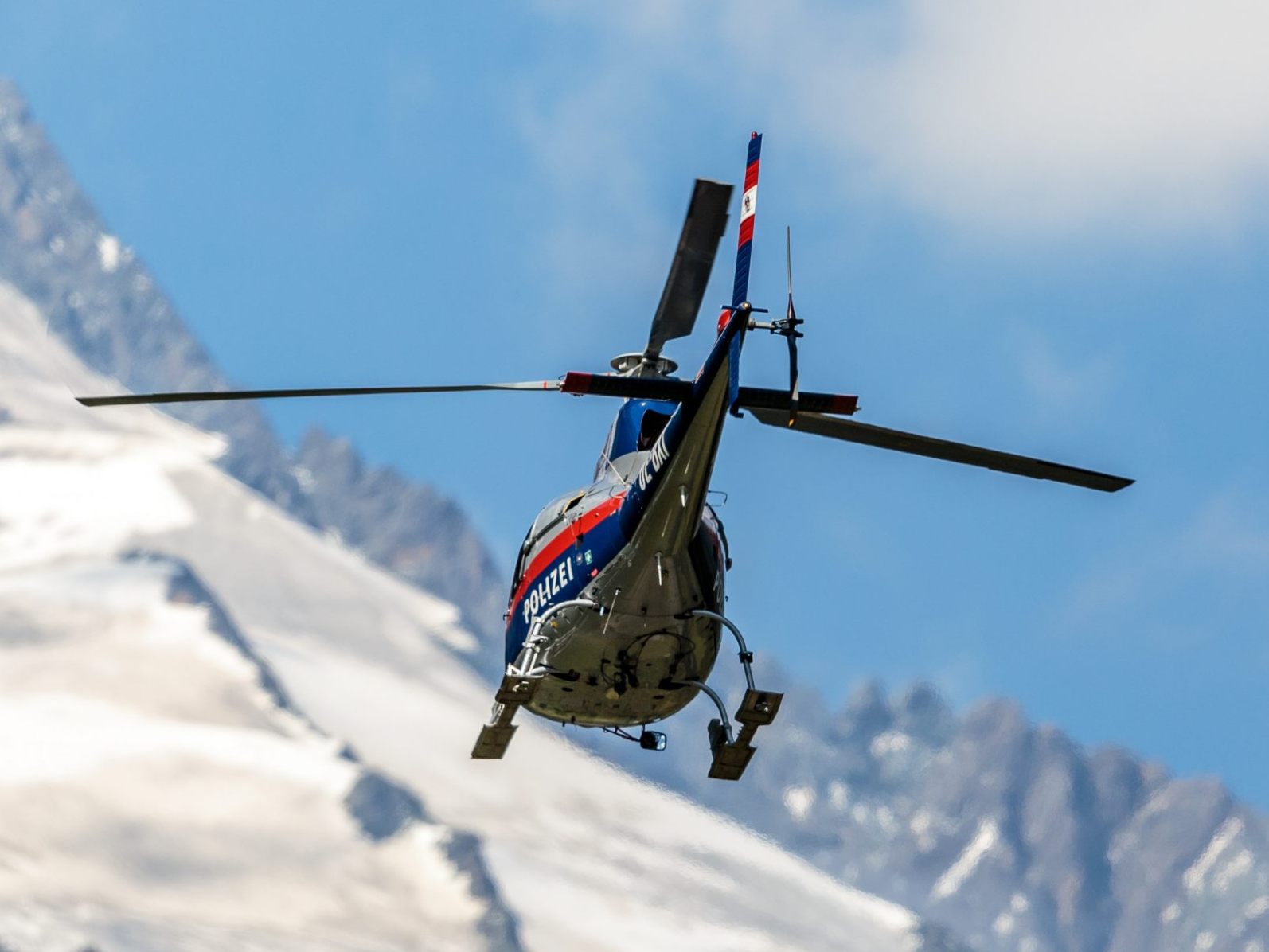 Der Polizeihubschrauber Libelle rettete den Wanderer.
