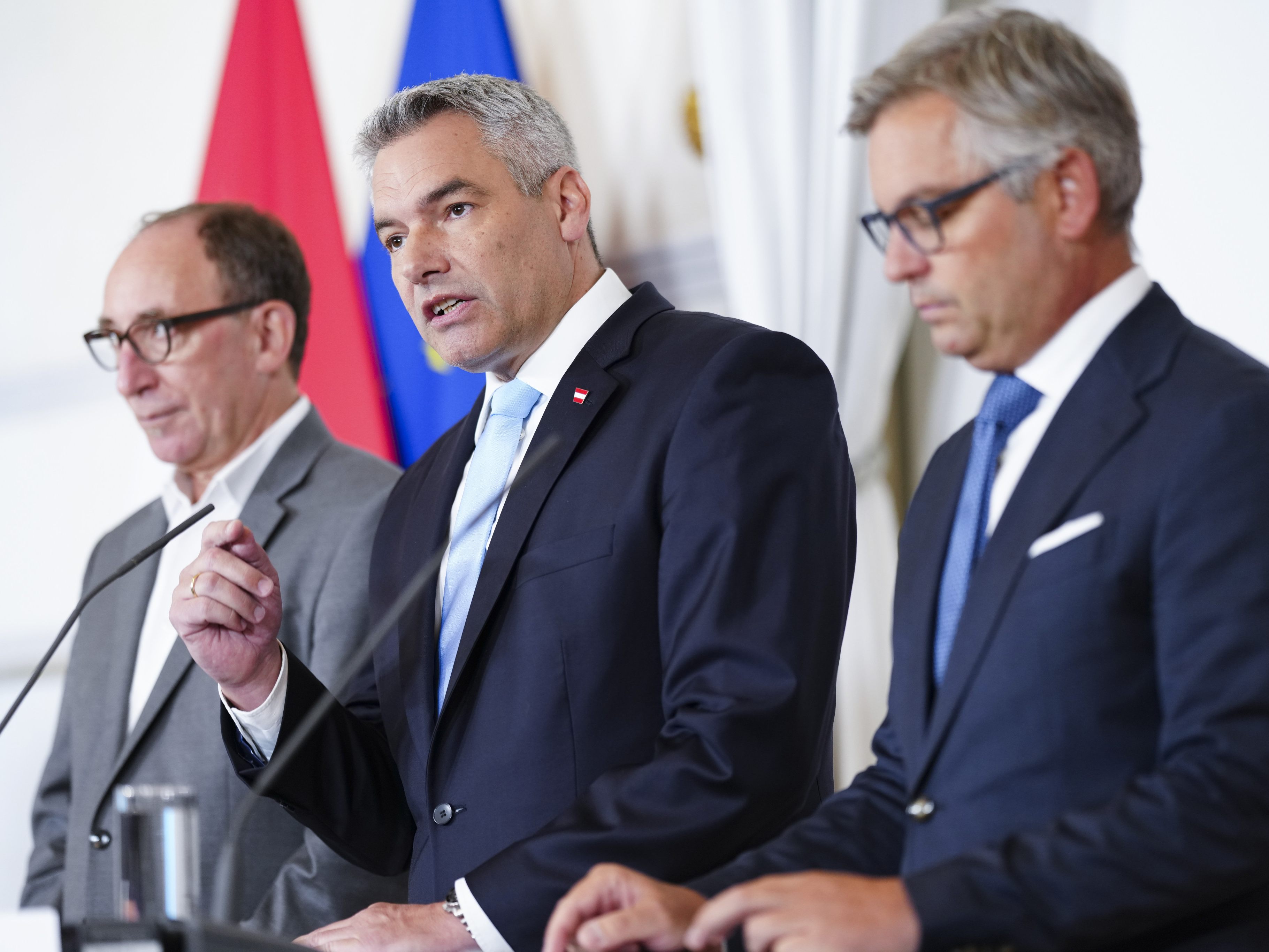 Niedere und mittlere Einkommen werden laut Regierung entlastet. Niedere und mittlere Einkommen werden laut Regierung entlastet.