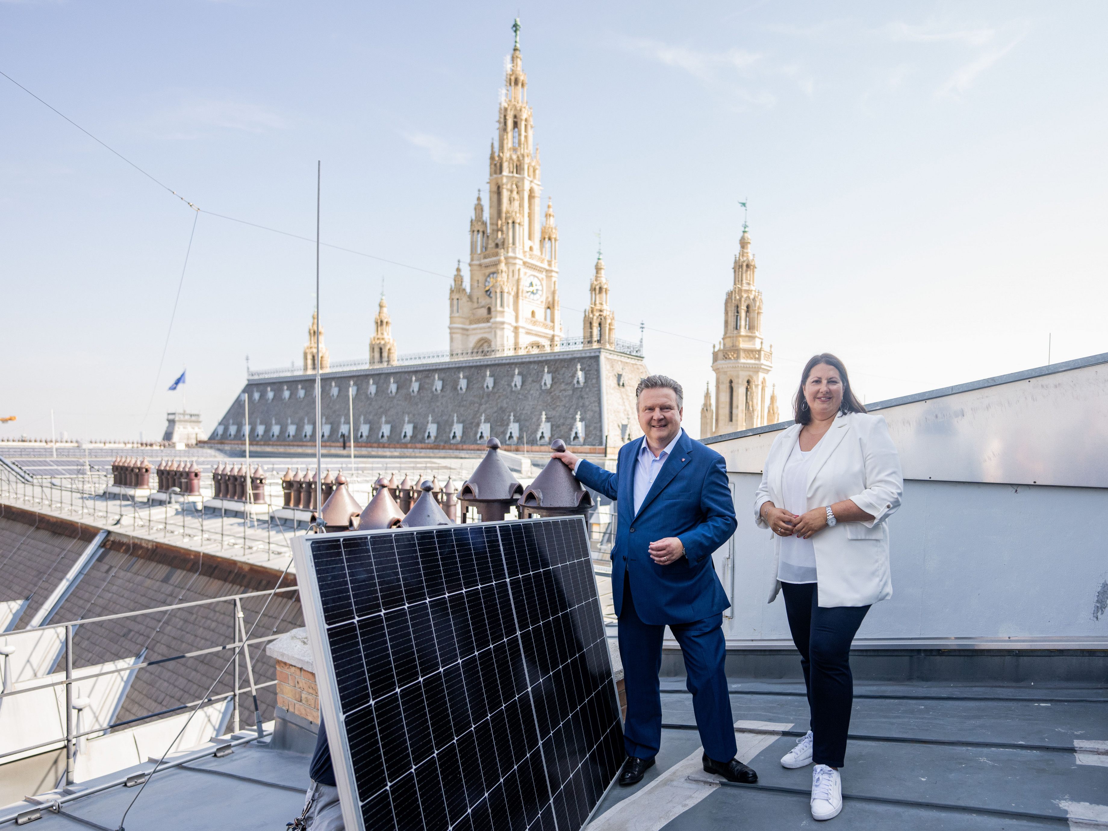 Das Dach des Wiener Rathauses wird mit einer Photovoltaik-Anlage ausgestattet. Das Dach des Wiener Rathauses wird mit einer Photovoltaik-Anlage ausgestattet.