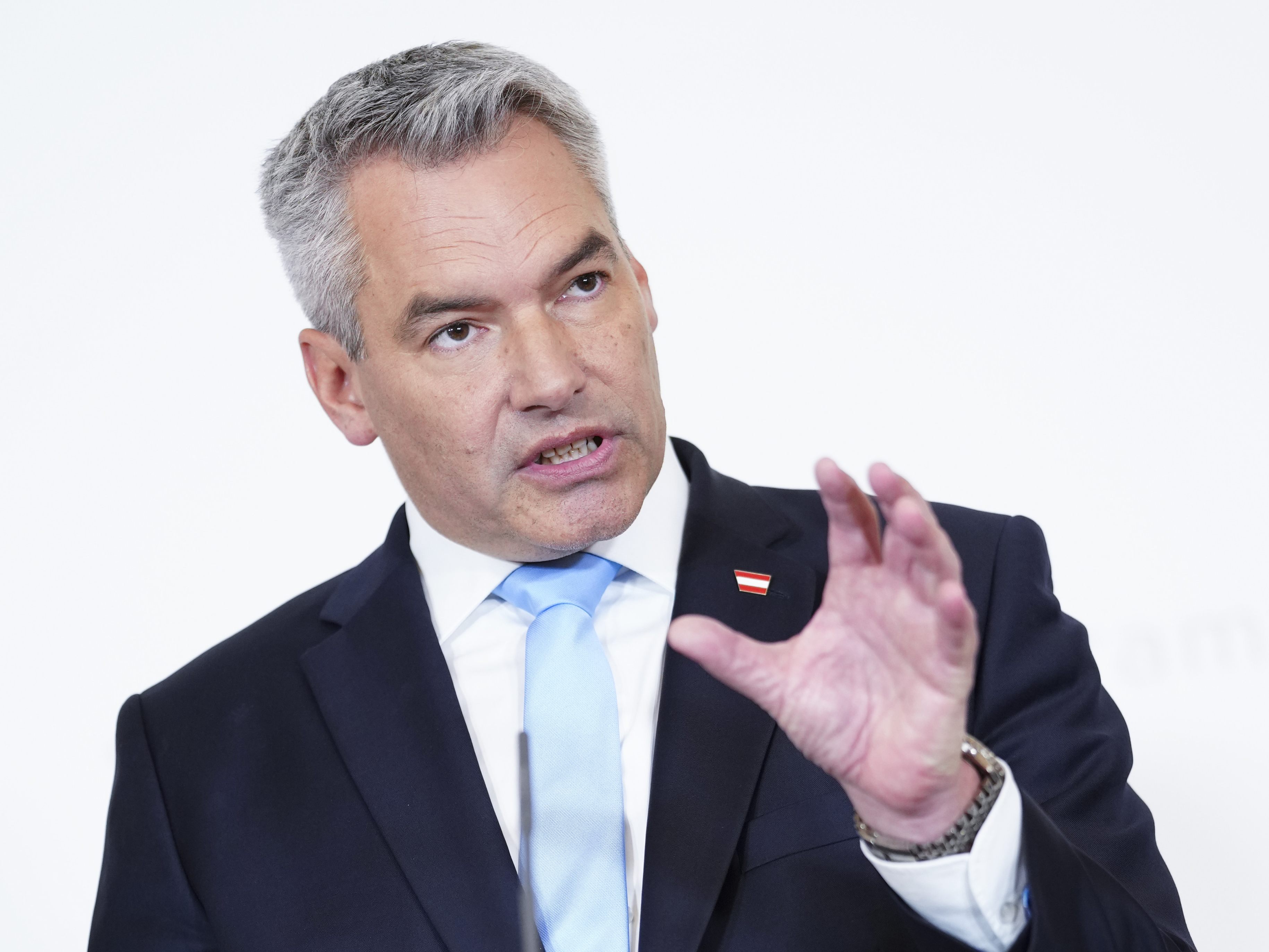 Nehammer erwägt Grenzkontrollen zu Italien. Nehammer erwägt Grenzkontrollen zu Italien.