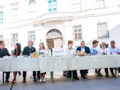 Die Initiative "Klima-Neustart" ludt Bundeskanzler Karl Nehammer (ÖVP) zum Frühstück am Ballhausplatz ein. Die Initiative "Klima-Neustart" ludt Bundeskanzler Karl Nehammer (ÖVP) zum Frühstück am Ballhausplatz ein.