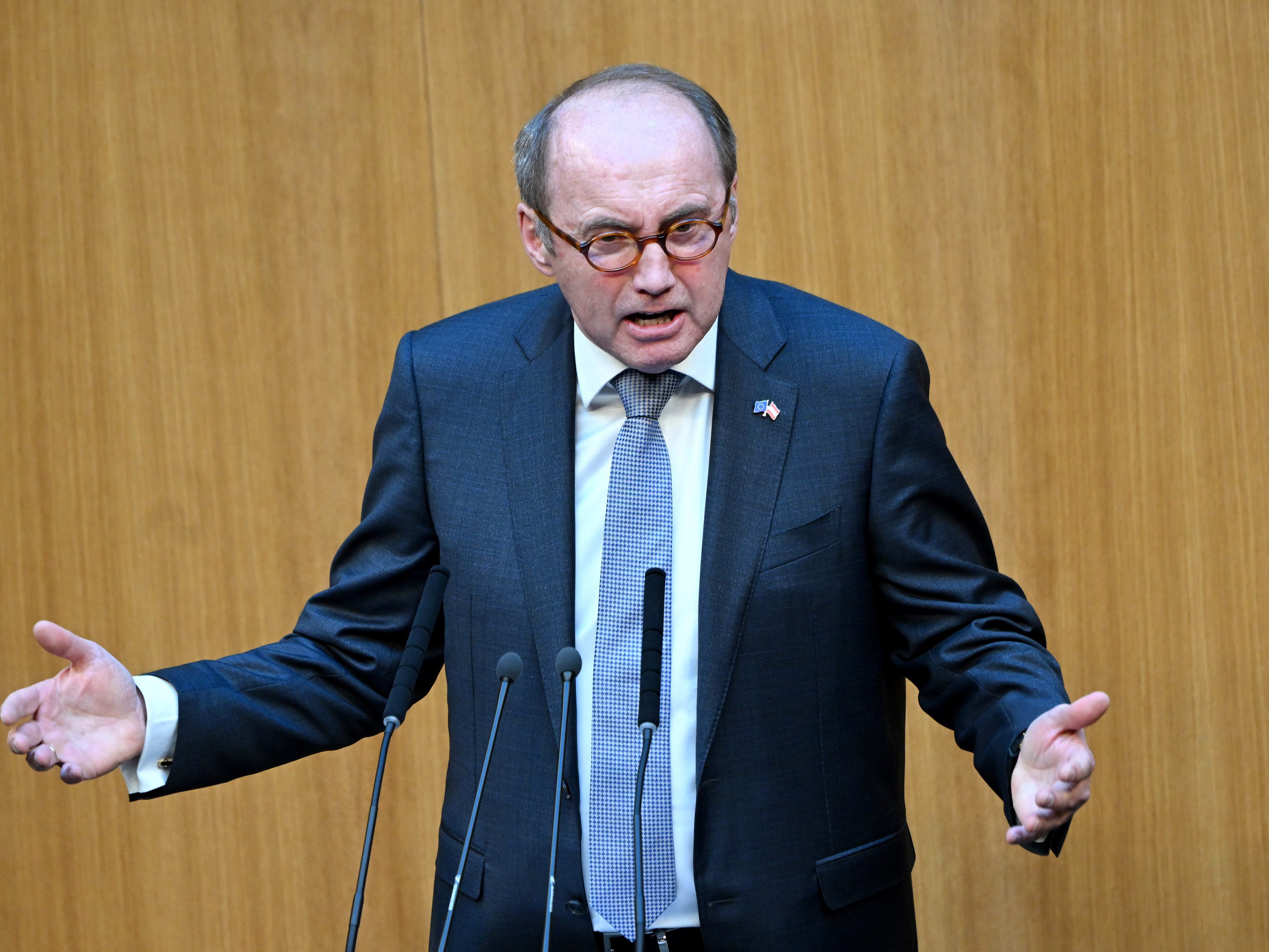"Ich werde zeitgerecht meine Entscheidung bekanntgeben", so Karas. "Ich werde zeitgerecht meine Entscheidung bekanntgeben", so Karas.
