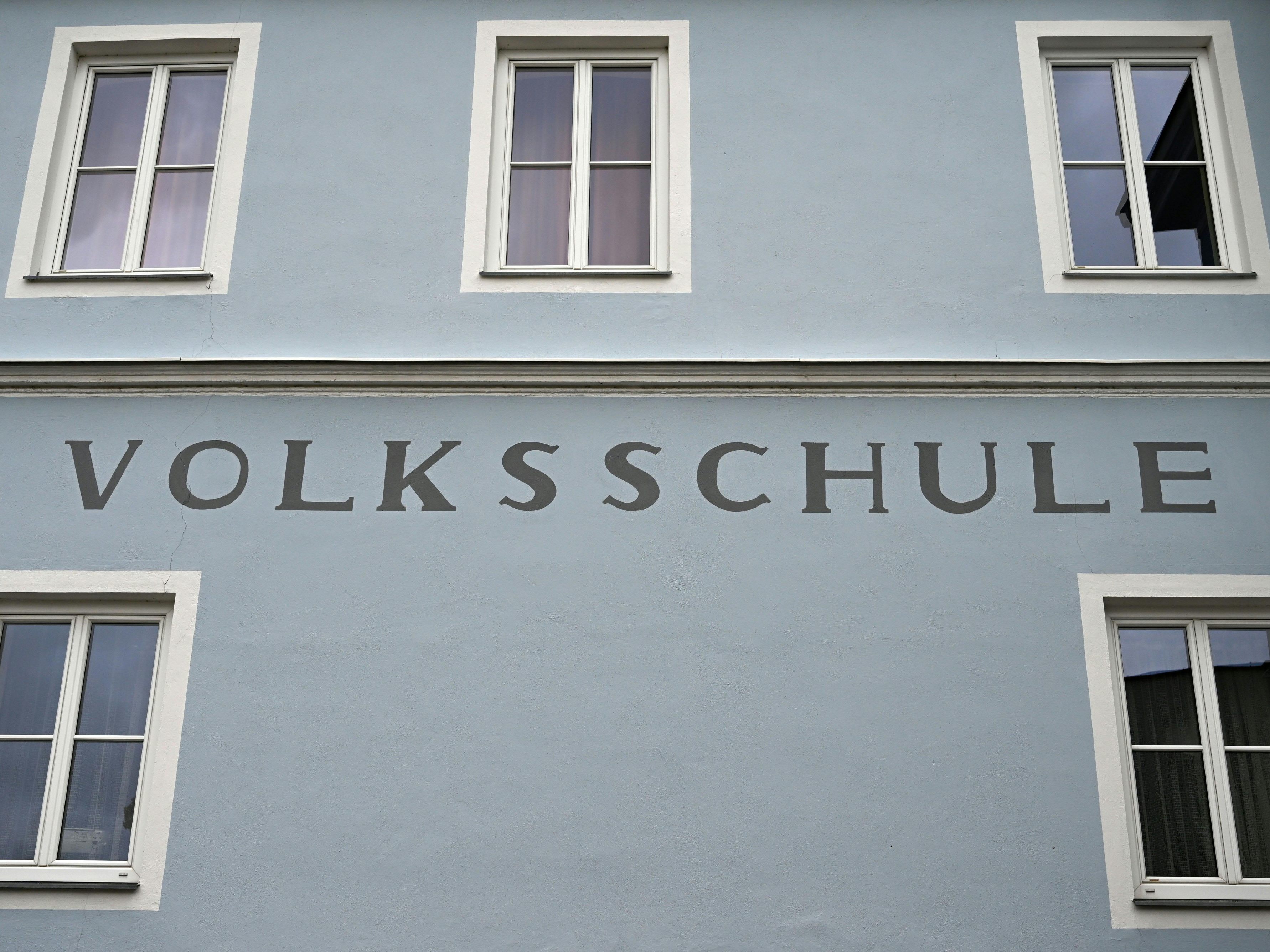 Eine Volksschülerin wurde von einem herabfallenden Deckenteil getroffen. Eine Volksschülerin wurde von einem herabfallenden Deckenteil getroffen.