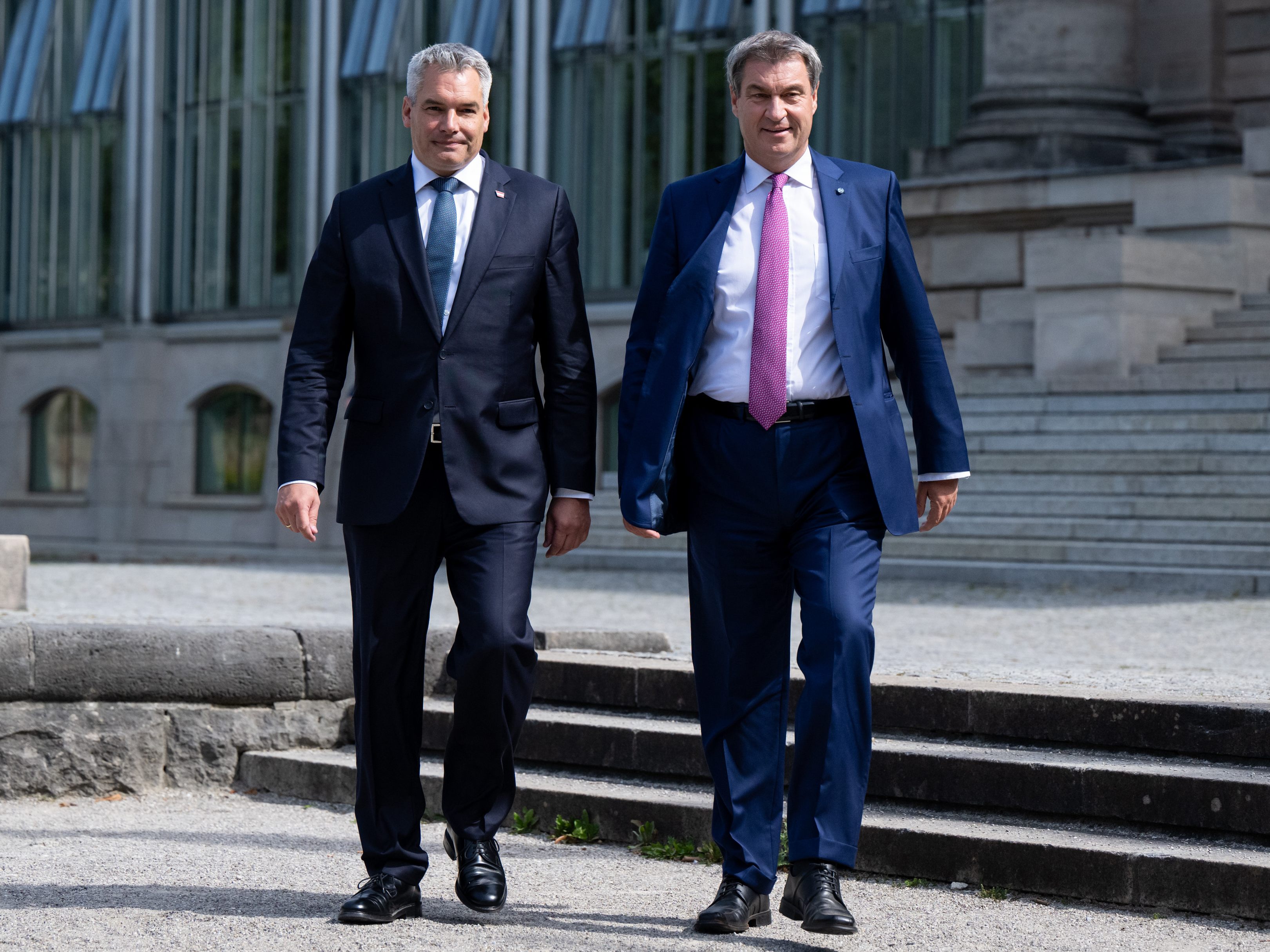 Markus Söder und Karl Nehammer auf dem Weg zu einer Pressekonferenz.
