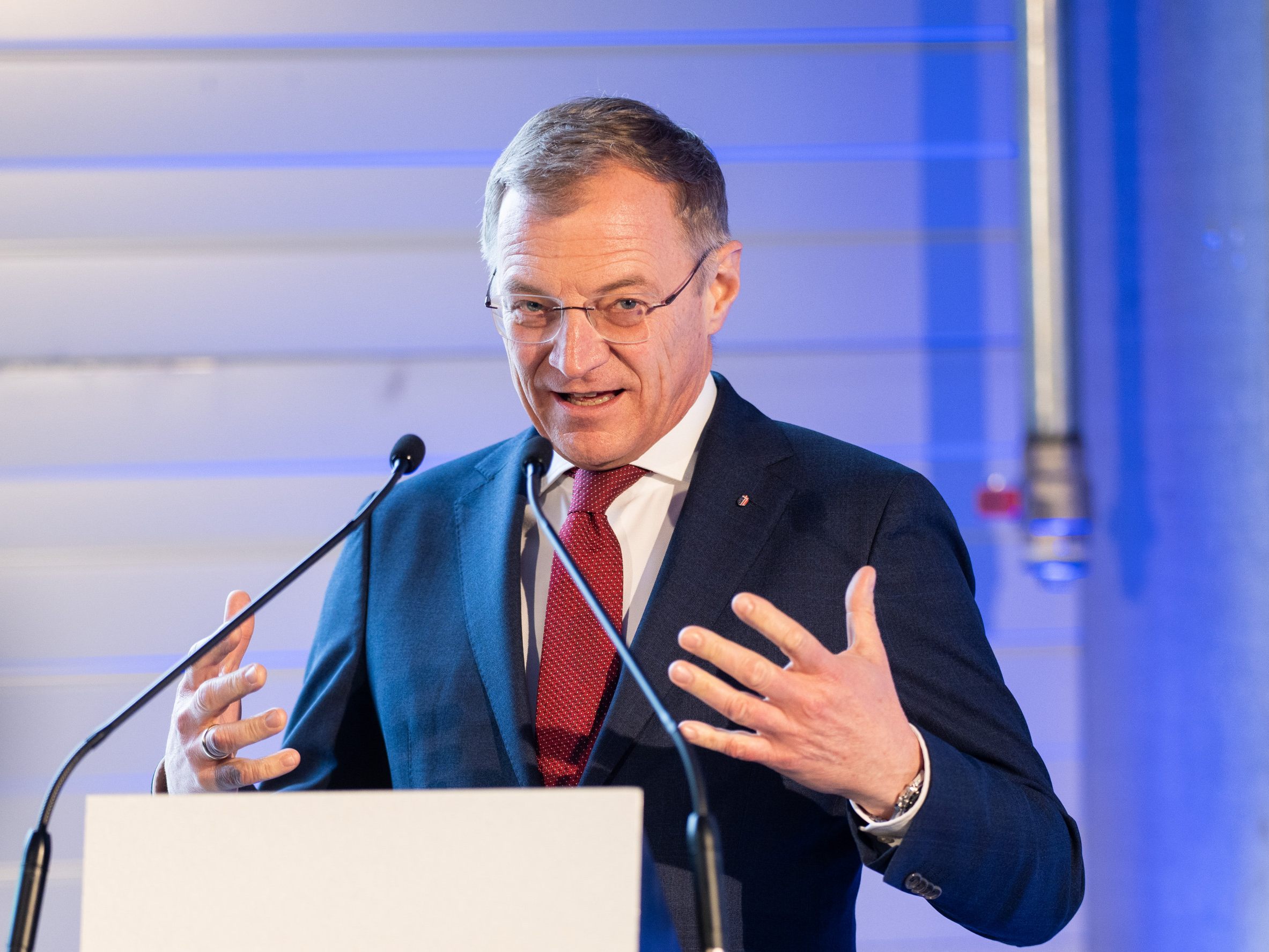 Stelzer kündigt die Rückkehr der Schuldenbremse in OÖ an. Stelzer kündigt die Rückkehr der Schuldenbremse in OÖ an.