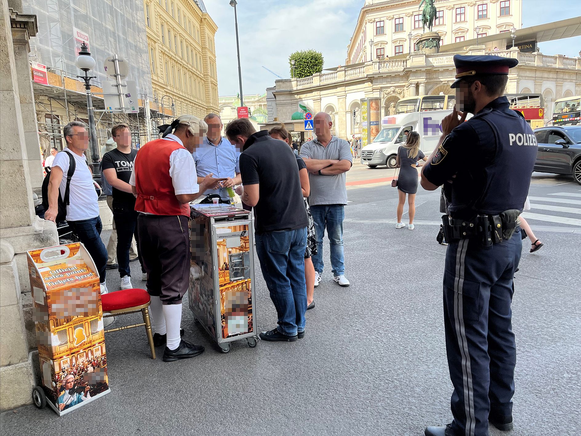 Kontrollen bei "Mozart-Verkäufern" in der Wiener Innenstadt. Kontrollen bei "Mozart-Verkäufern" in der Wiener Innenstadt.