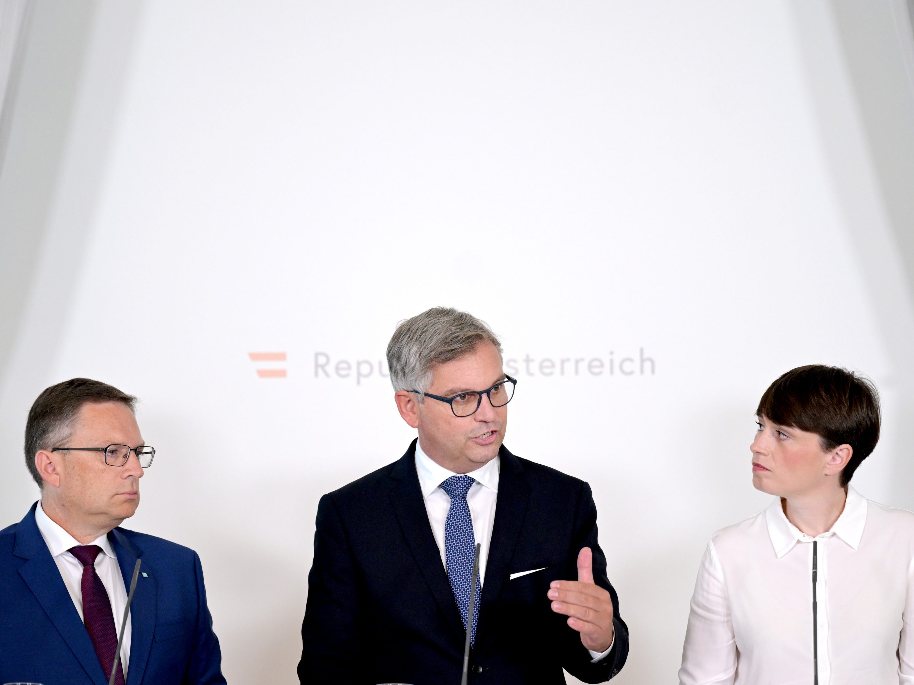 Die Regierung beschloss Steuerentlastungsmaßnahmen. Die Regierung beschloss Steuerentlastungsmaßnahmen.