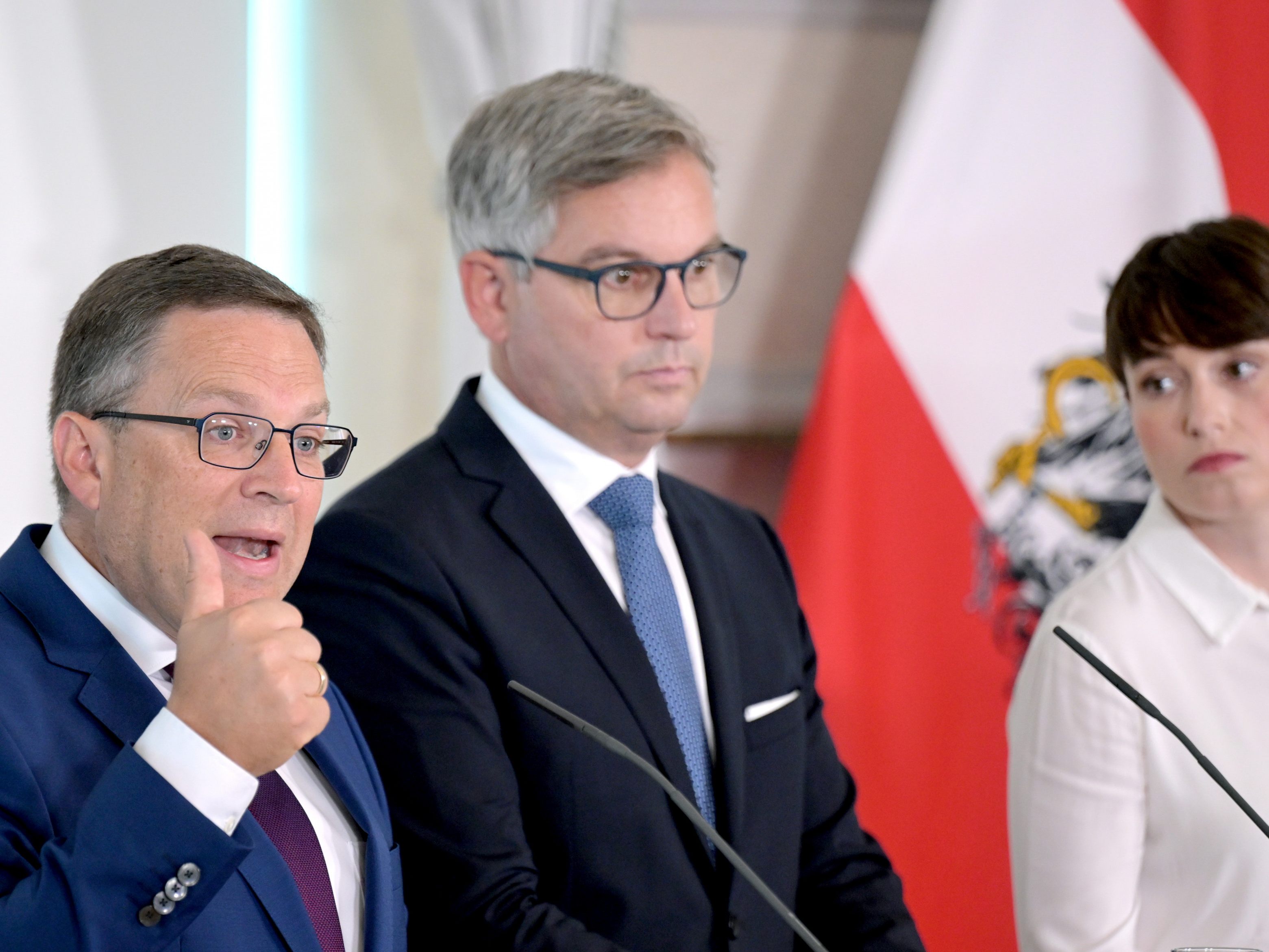 ÖVP-Klubobmann August Wöginger, Finanzminister Magnus Brunner (ÖVP) und Grüne-Klubchefin Sigi Maurer beim Pressefoyer nach einer Sitzung des Ministerrates am Mittwoch, 27. September 2023, in Wien.