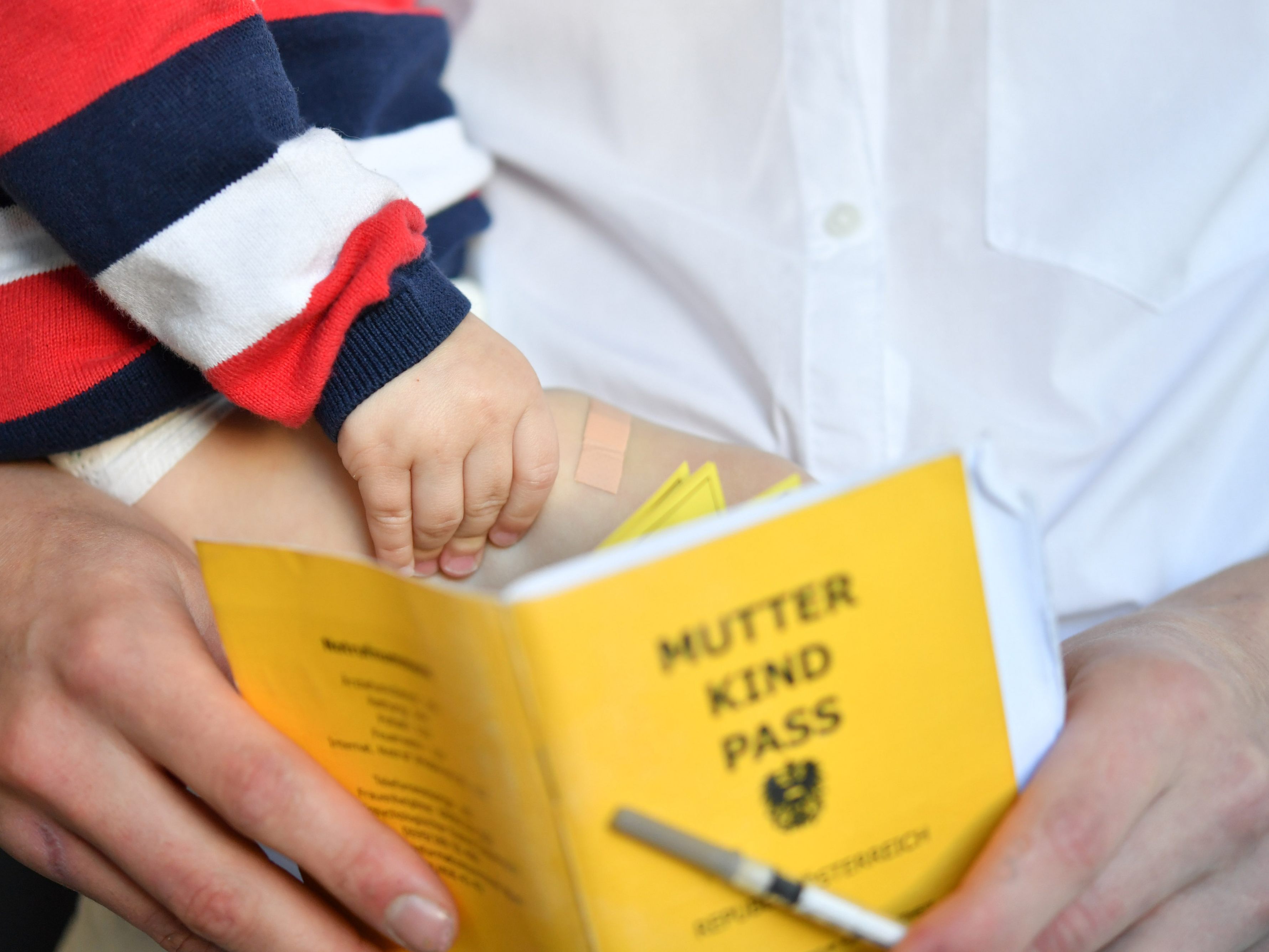 Ab 1. Jänner sollen Ärzte rückwirkend für Eltern-Kind-Pass-Untersuchungen mehr Honorar bekommen. Ab 1. Jänner sollen Ärzte rückwirkend für Eltern-Kind-Pass-Untersuchungen mehr Honorar bekommen.