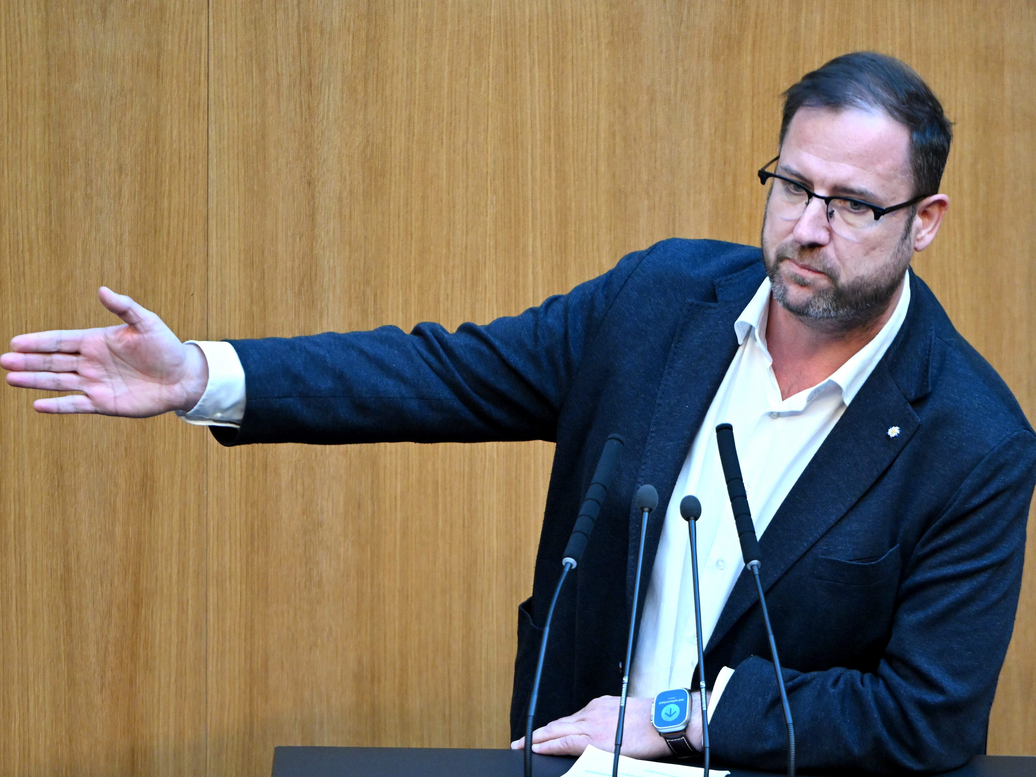 "Die Preise für Diesel und Benzin sind auch diese Woche wieder extrem angestiegen und Schwarz-Grün steckt weiter den Kopf in den Sand", so der FPÖ-Verkehrssprecher. "Die Preise für Diesel und Benzin sind auch diese Woche wieder extrem angestiegen und Schwarz-Grün steckt weiter den Kopf in den Sand", so der FPÖ-Verkehrssprecher.