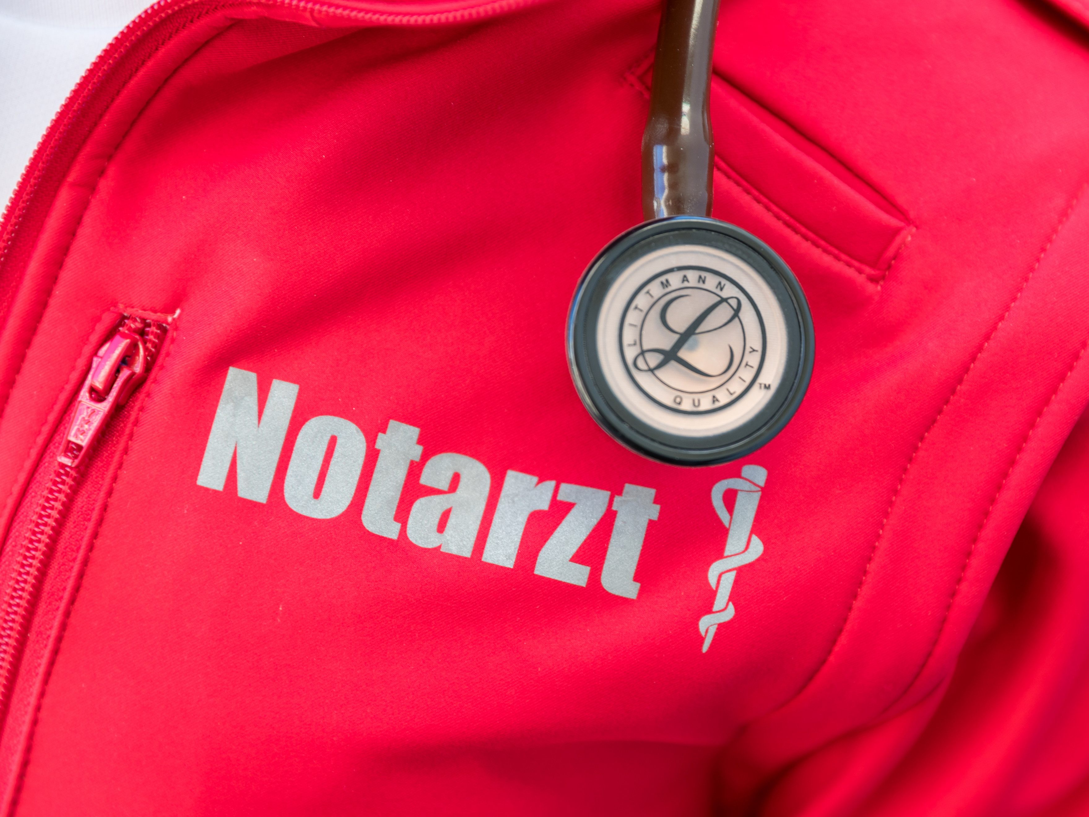 Eine Motorradfahrerin stürzte am Samstag in die Pielach.