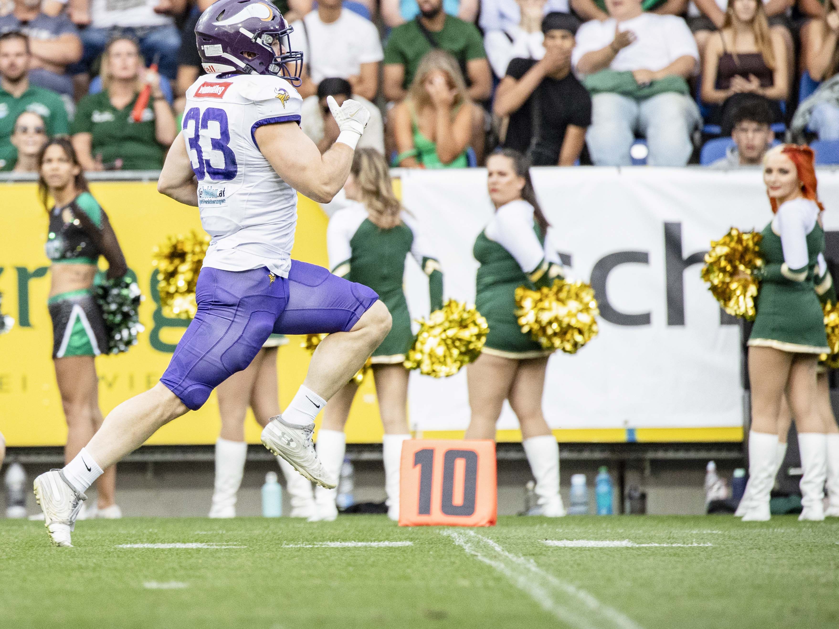 Das Bild zeigt eine Szene des Finalspiels der Austrian Bowl der Vienna Vikings im Juli.