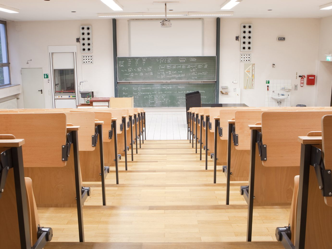 Fachhochschulen drohen finanzielle Schwierigkeiten. Fachhochschulen drohen finanzielle Schwierigkeiten.