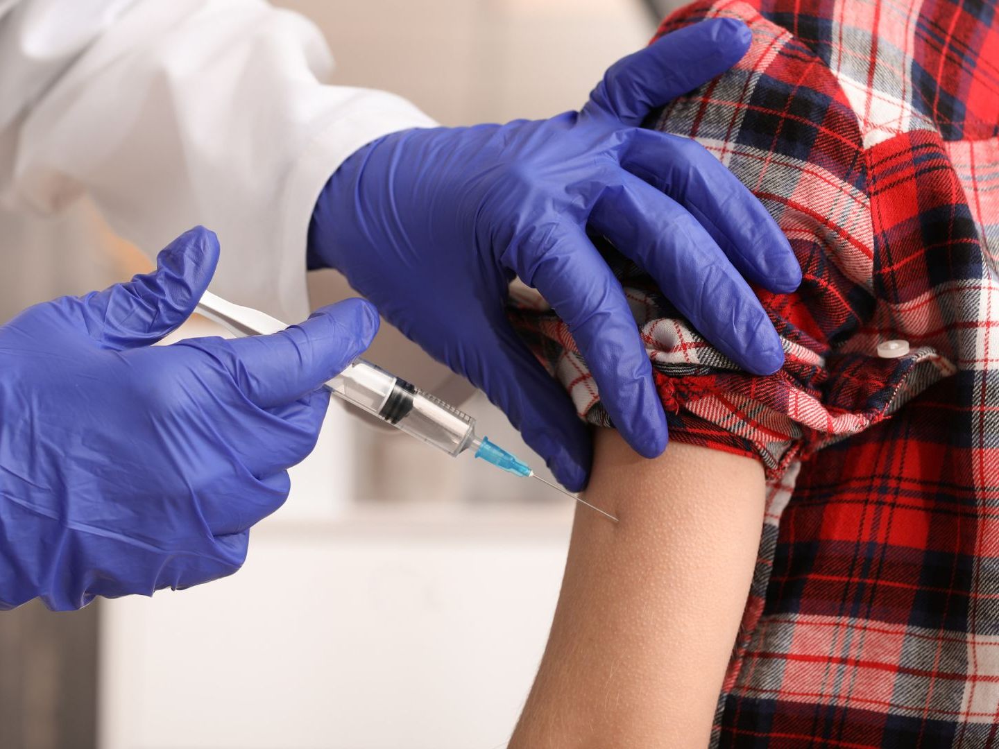 Bei Kindern sollte derzeit die Influenza-Impfung der Corona-Impfung vorgezogen werden.