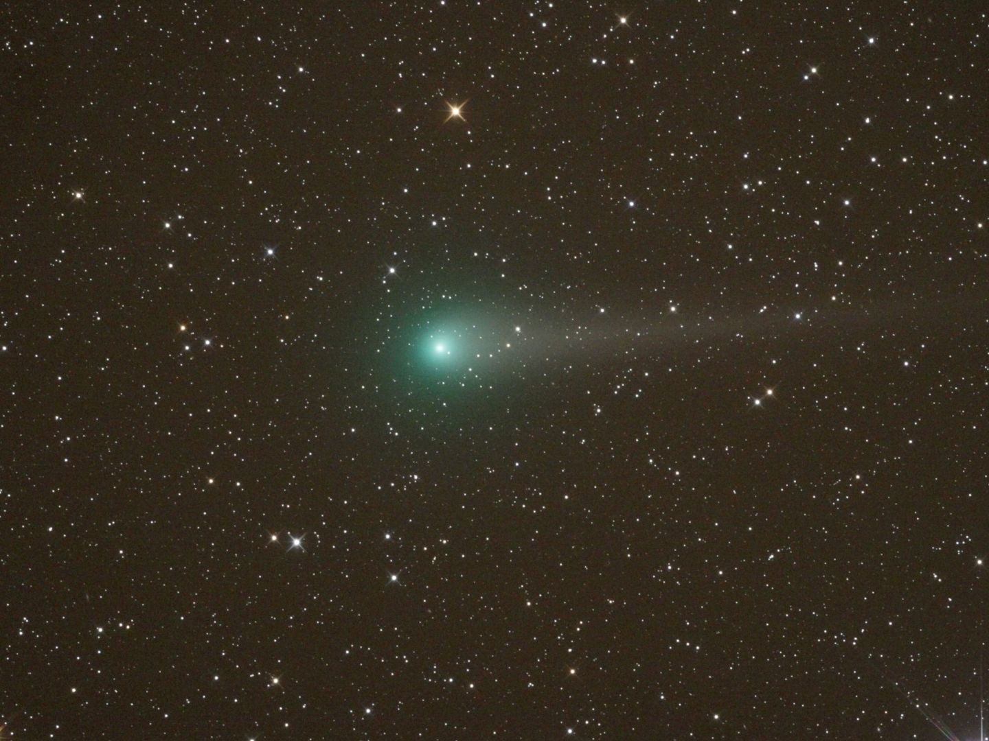 Der Komet bewegt sich derzeit auf die Sonne zu.