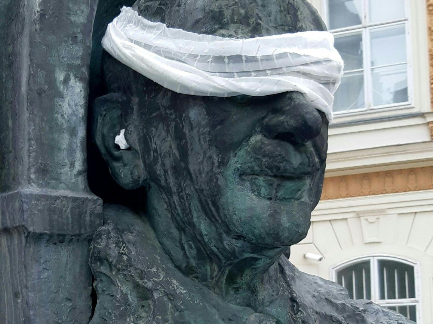Augenbinde und Ohrstöpsel für Figl-Denkmal in Wien. Augenbinde und Ohrstöpsel für Figl-Denkmal in Wien.