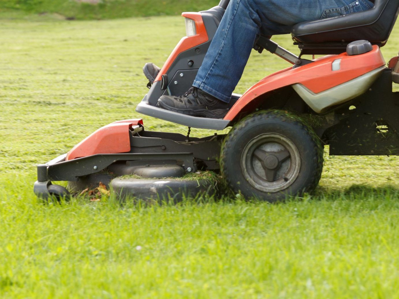 Im Burgenland war eine Dreijährige mit der Hand in das Mähwerk eines Rasentraktors geraten.
