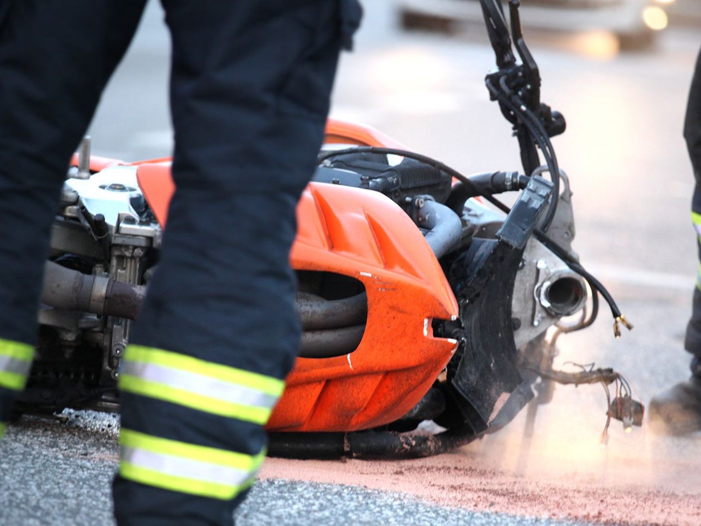 Ein Autofahrer krachte mit seinem Fahrzeug in einen Motorradfahrer in Braunau.