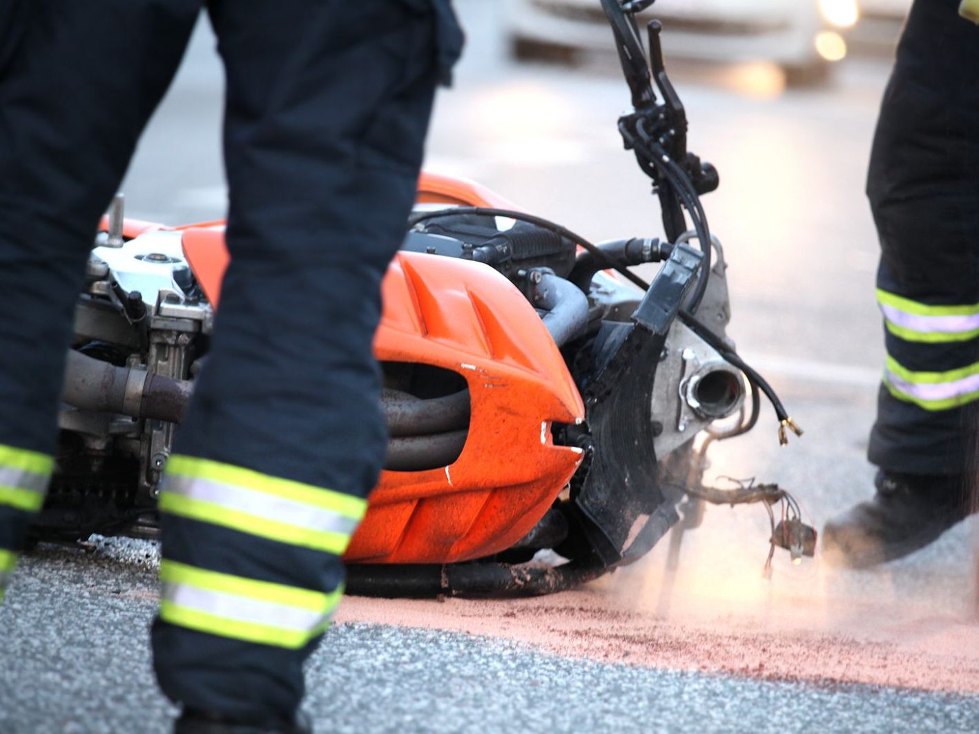 In Tirol wurde ein Motorrad-Lenker von einem Auto erfasst und über das Fahrzeug geschleudert.