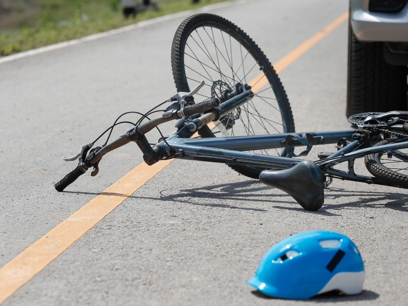 Ein Radfahrer wurde von einem Auto in Tirol erfasst und schwebt nun in Lebensgefahr. Ein Radfahrer wurde von einem Auto in Tirol erfasst und schwebt nun in Lebensgefahr.