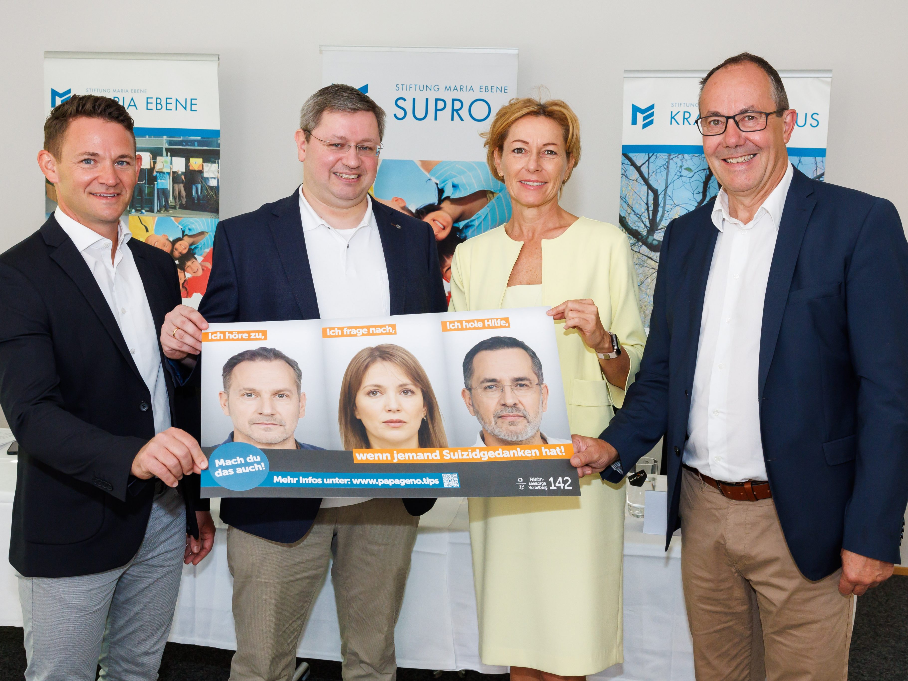 Marcel Gilly, Landesgeschäftsführer der GPA Vorarlberg, Primar Philipp Kloimstein von der Stiftung Maria Ebene, Landesrätin Martina Rüscher und SUPRO-Leiter Andreas Prenn (v.l.) präsentieren gemeinsam die neue Suizidpräventionskampagne.