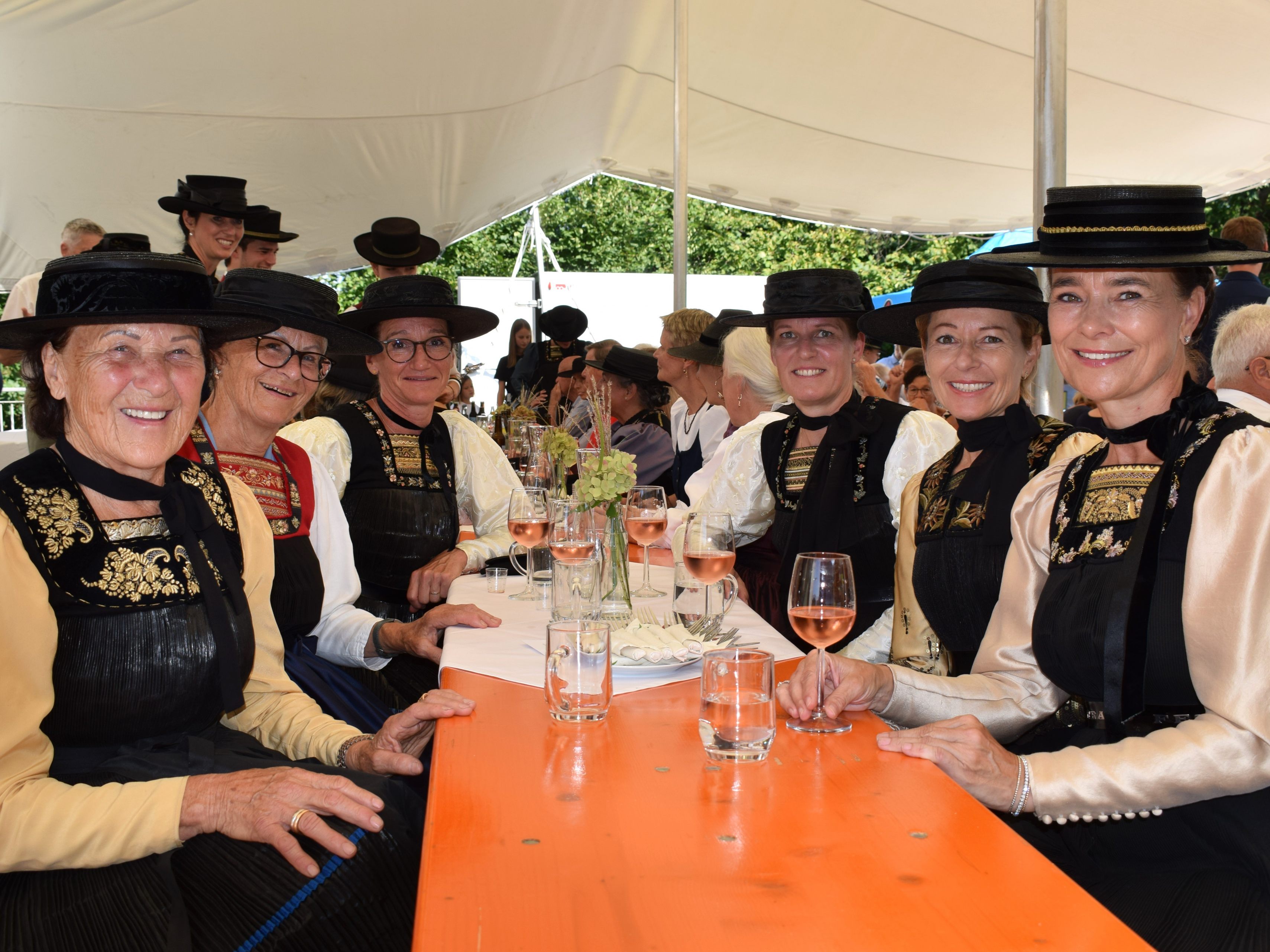 Jüpplerinnen aus der ganzen Talschaft trafen sich beim Jubiläumsfest der Juppenwerkstatt.