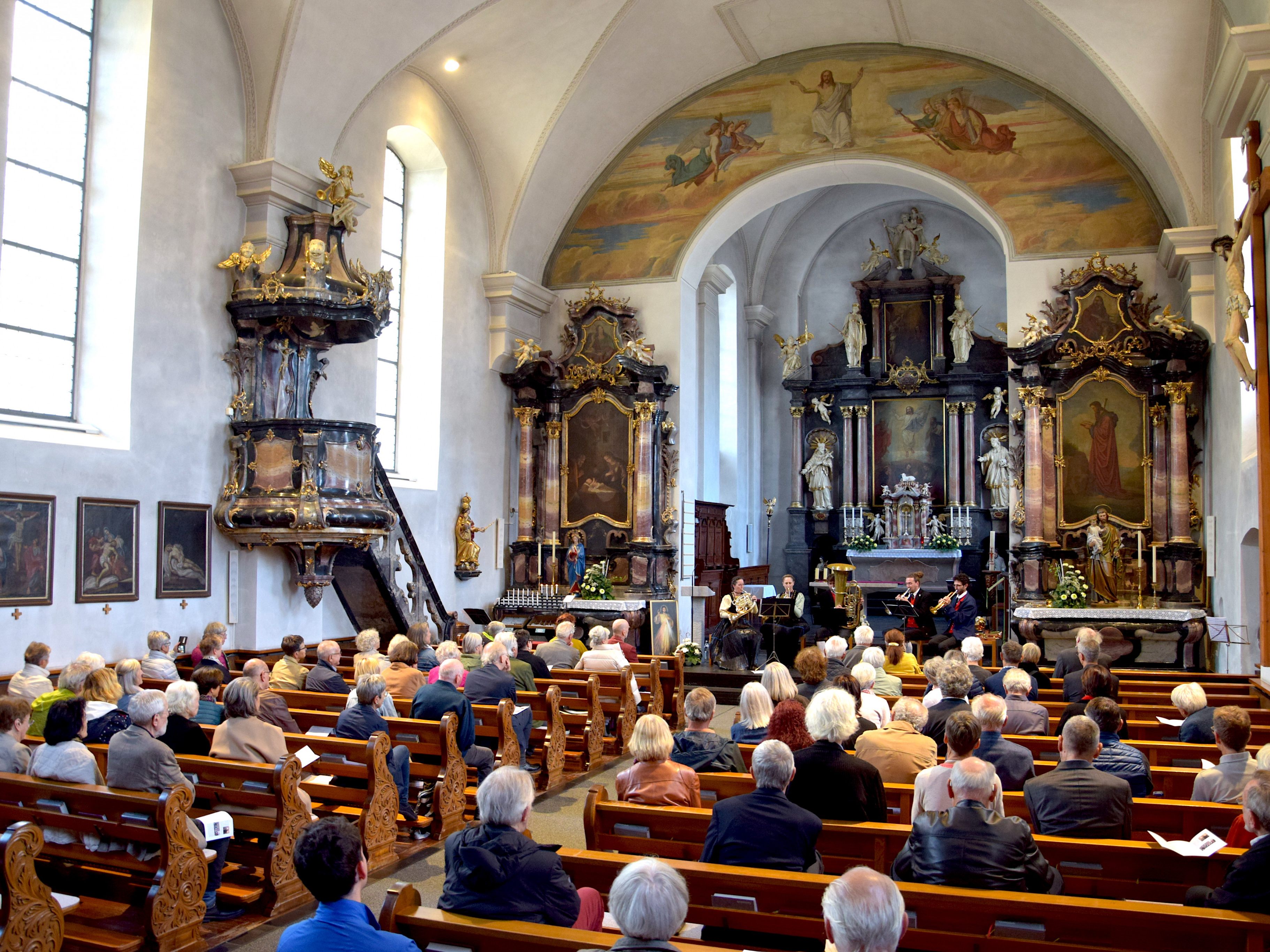 Blick in die Pfarrkirche Bludesch anlässlich des dritten Konzertes im Rahmen der 53. Bludescher Orgelkonzerte 2023 am letzten Septembersonntag, wo die Familienmusik Bär (im Bild) und Organistin Irene Roth-Halter mit ihrem Spiel begeisterten.