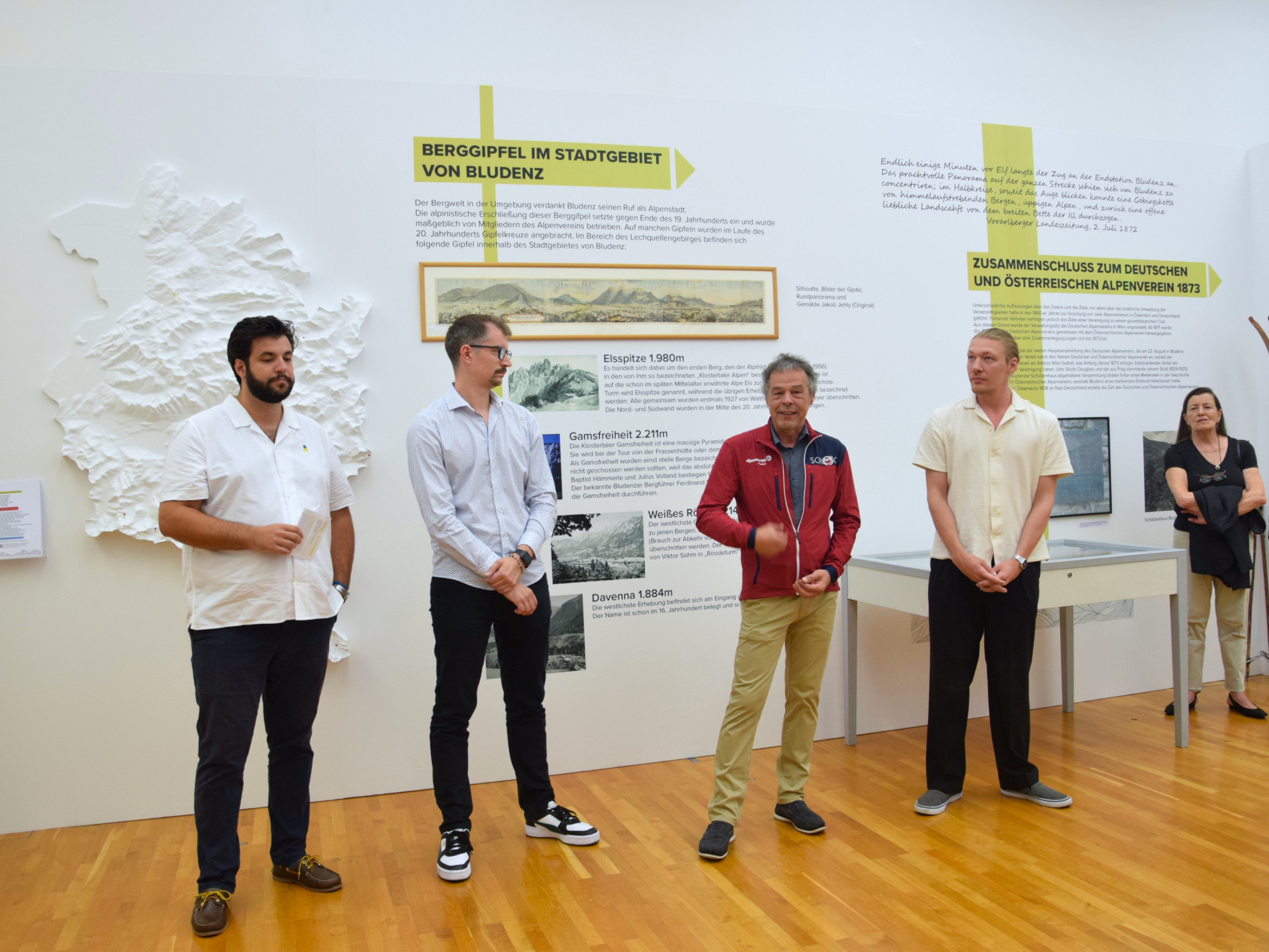 Vernissage der Sommerausstellung im Kunstraum Remise, v. l.: Kulturstadtrat Cenk Dogan, Stefan Stachniß (Stadt Bludenz), Andreas Schmidt (Alpenverein), Nikola Bartenbach (Stadt Bludenz). Vernissage der Sommerausstellung im Kunstraum Remise, v. l.: Kulturstadtrat Cenk Dogan, Stefan Stachniß (Stadt Bludenz), Andreas Schmidt (Alpenverein), Nikola Bartenbach (Stadt Bludenz).