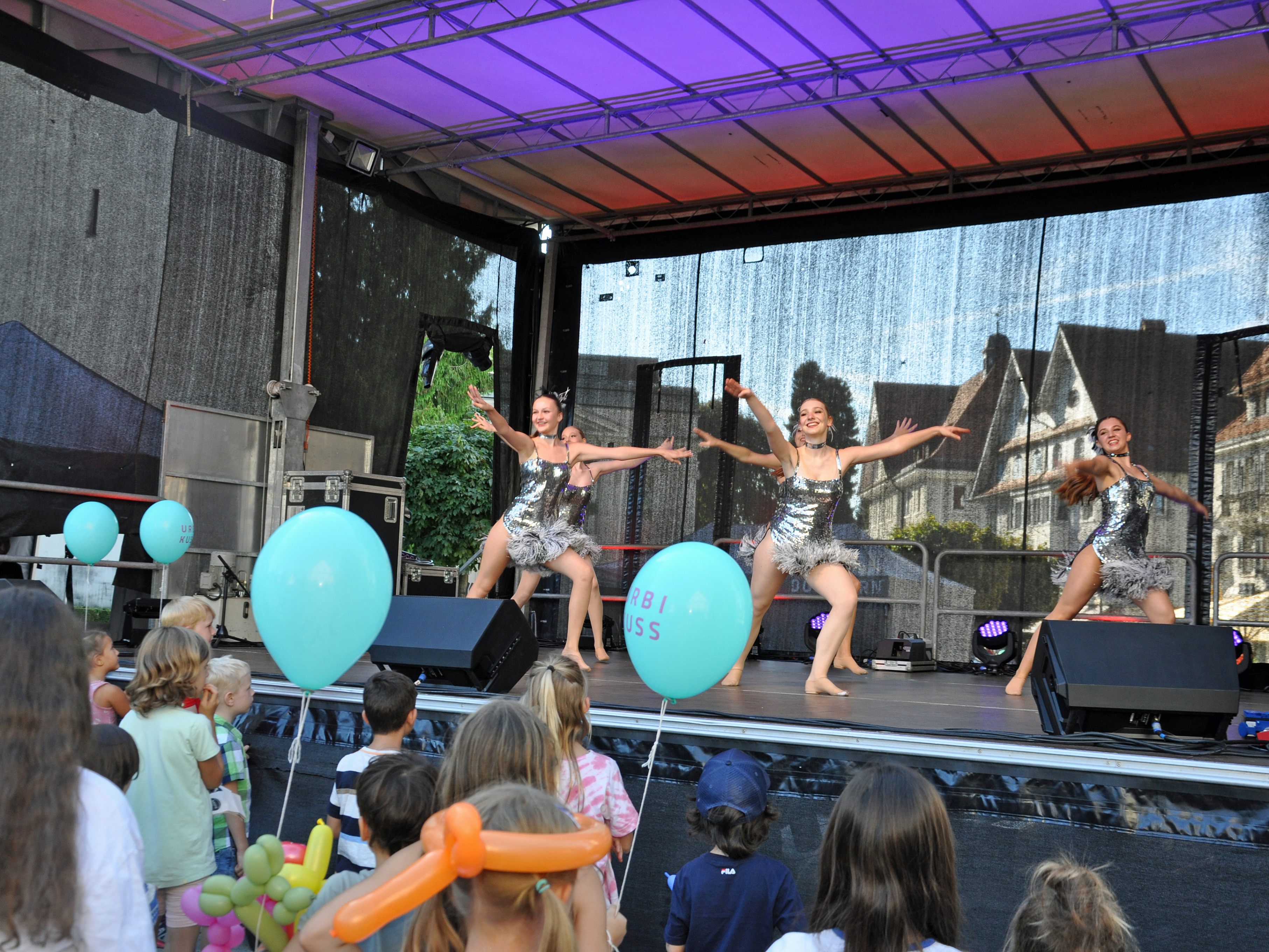 Auf der Showbühne am Marktplatz sorgte unter anderem die Dance Art Junior Company für Unterhaltung. Auf der Showbühne am Marktplatz sorgte unter anderem die Dance Art Junior Company für Unterhaltung.
