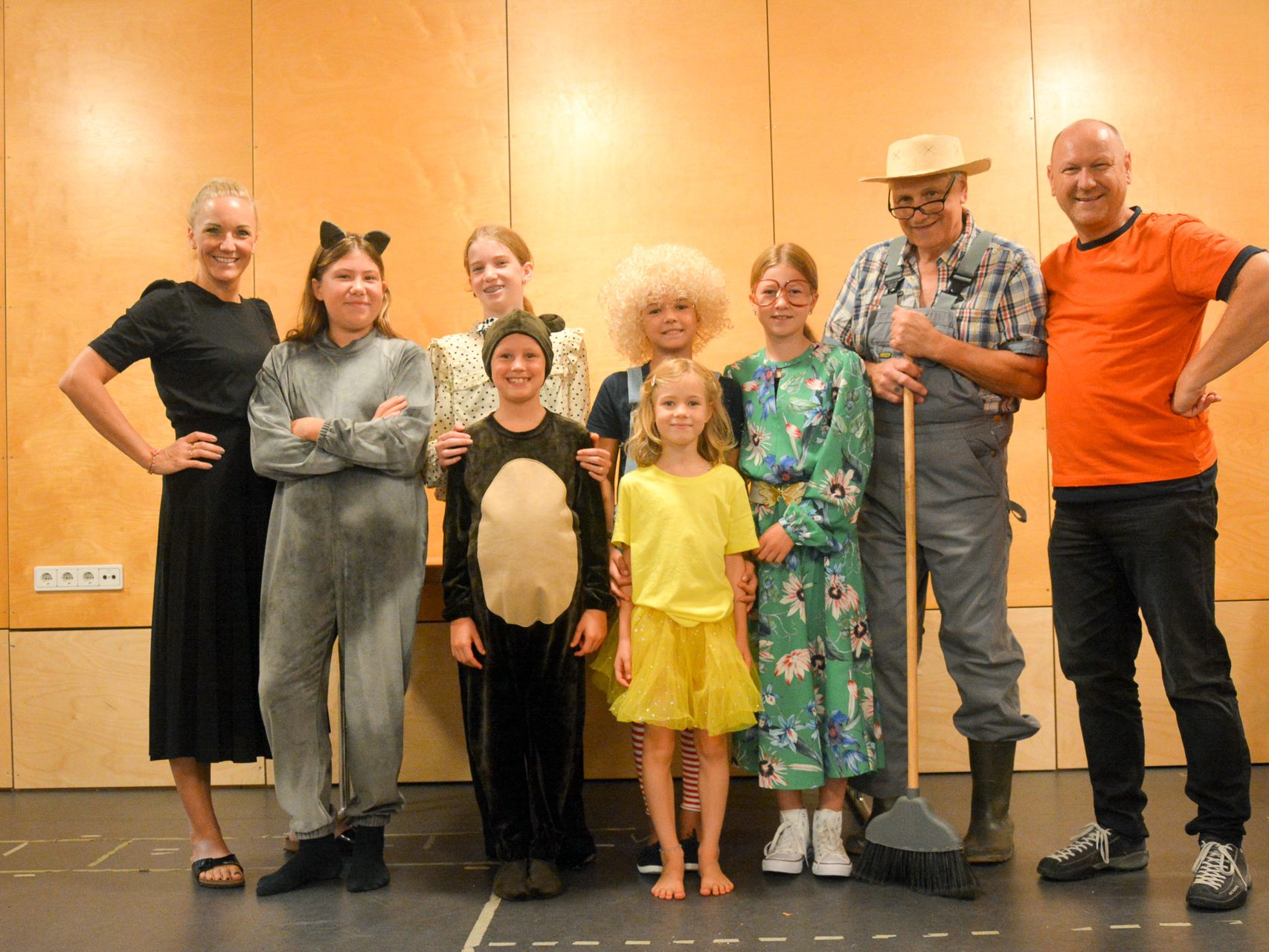 Sind bereit für den großen Auftritt: Die Darstellerinnen und Darsteller des Teddy Eddy Musicals mit Drehbuchautorin Ingrid Hofer (links) und Regisseur Heinz-Siegfried Tragner (rechts). Sind bereit für den großen Auftritt: Die Darstellerinnen und Darsteller des Teddy Eddy Musicals mit Drehbuchautorin Ingrid Hofer (links) und Regisseur Heinz-Siegfried Tragner (rechts).